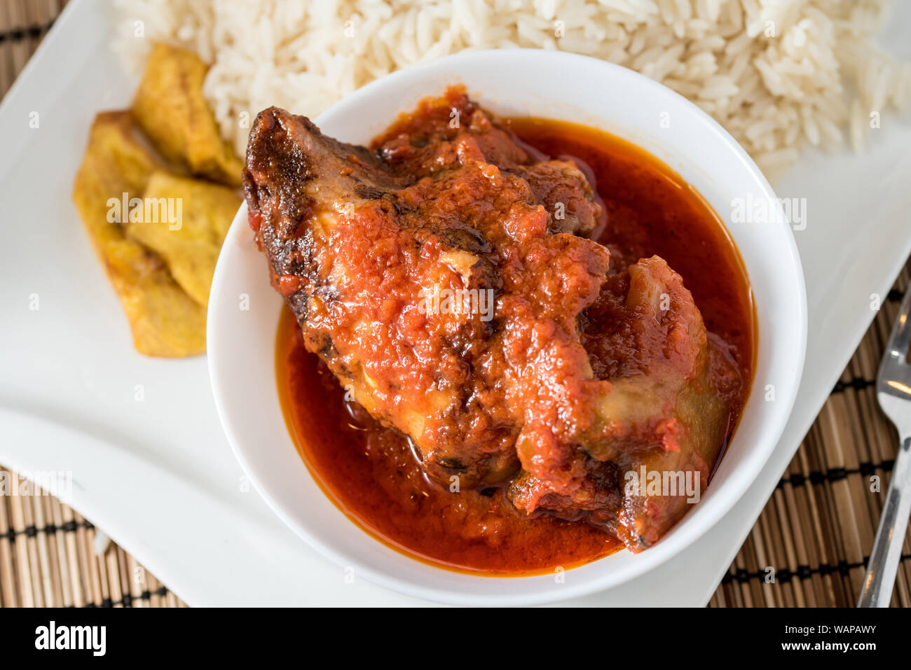 Regionale afrikanische Speisen auf weiße Platte auf hölzernen Hintergrund Stockfoto