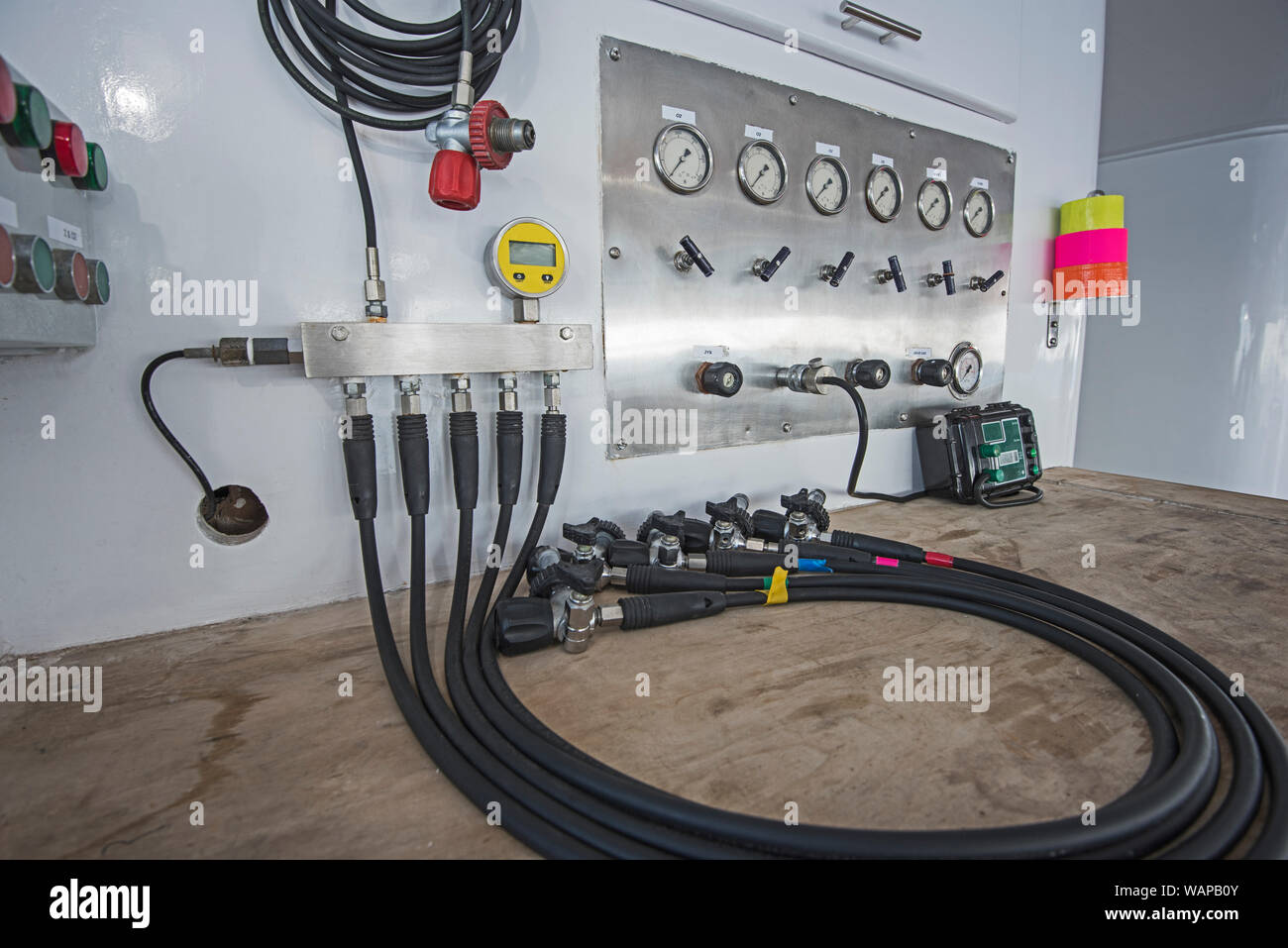 Nahaufnahme der industriellen Trimix gas Blending mischen Panel mit Schläuchen Manometer und Analyzer Stockfoto