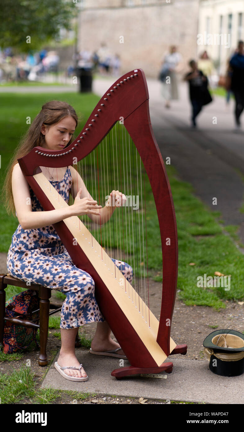 Keltische Harfenmusik auf der Bischofspalast Grün. Stockfoto