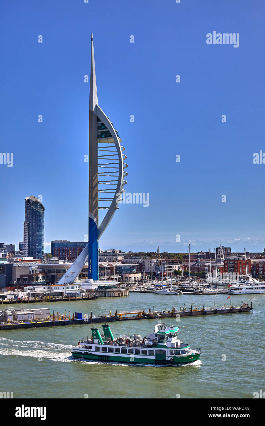 Portsmouth Harbour ist eine große natürliche Hafen in Hampshire, England. Es ist am besten, als die Heimat der Royal Navy, HMNB Portsmouth bekannt Stockfoto