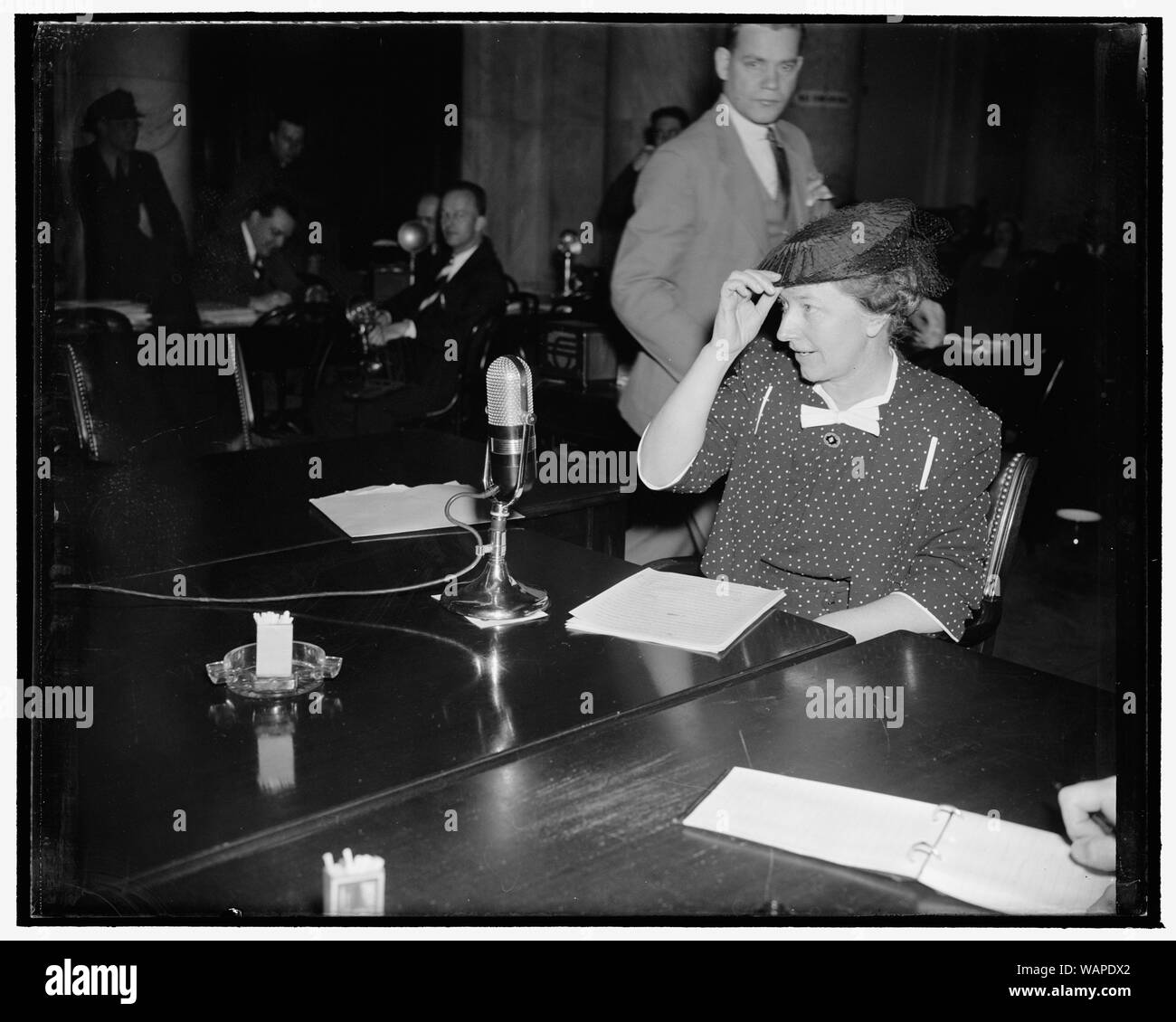 Die Tochter des verstorbenen Oberrichter fordert Isolation der USA aus fremden Konflikten. Washington, D.C., am 21. April. Frau Helen Taft Manning, Tochter des verstorbenen Oberrichter Taft, drängte heute des Auswärtigen Ausschusses des Senats der Vereinigten Staaten von ausländischen Konflikten zu isolieren. Sie sagte, sie fühlte, dass Bestimmungen dieser Neutralität Handeln zwingend vorgeschrieben werden sollte, und dass Kongress sollte mit dem Präsidenten die Verantwortung für die Entscheidung, ob es ist oder nicht ist, ein Krieg in irgendeinem Teil der Welt teilen Stockfoto