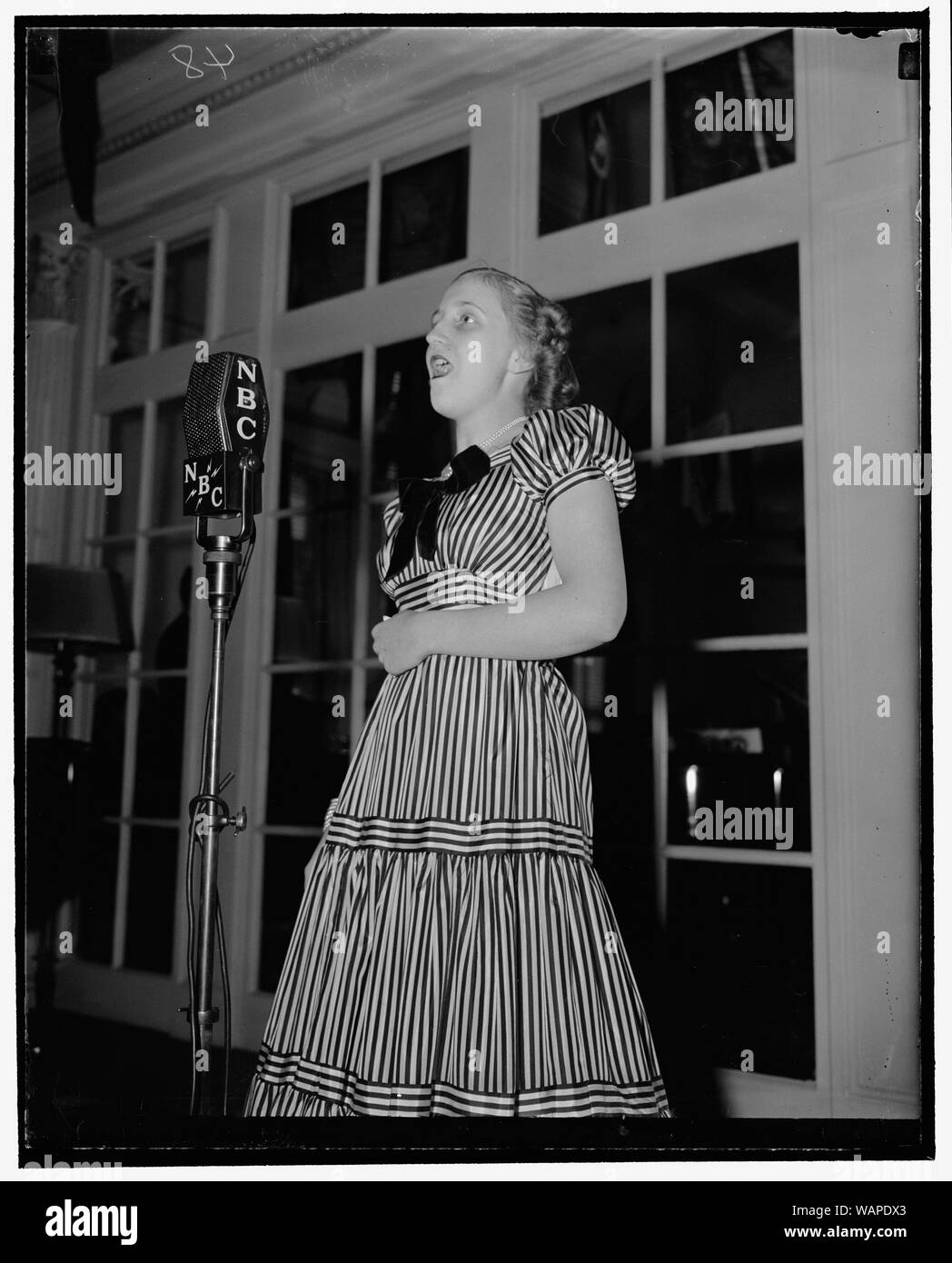 Tochter von Missouri Senator mit anderen Kongress Kinder zu übertragen. Washington, D.C., Mai 4. Margaret Truman, der Tochter des Senators von Missouri und Frau Harry S. Truman, gibt ihre Stimme eine endgültige Tuning-up im Vorfeld der dritten jährlichen Kongress Kinder Broadcast Samstag über ein Nationaler ABC-Hook-up. Der Verein fördert das Programm, das eine Galaxie [?] der begabten Knaben des Kongresses gehören Stockfoto