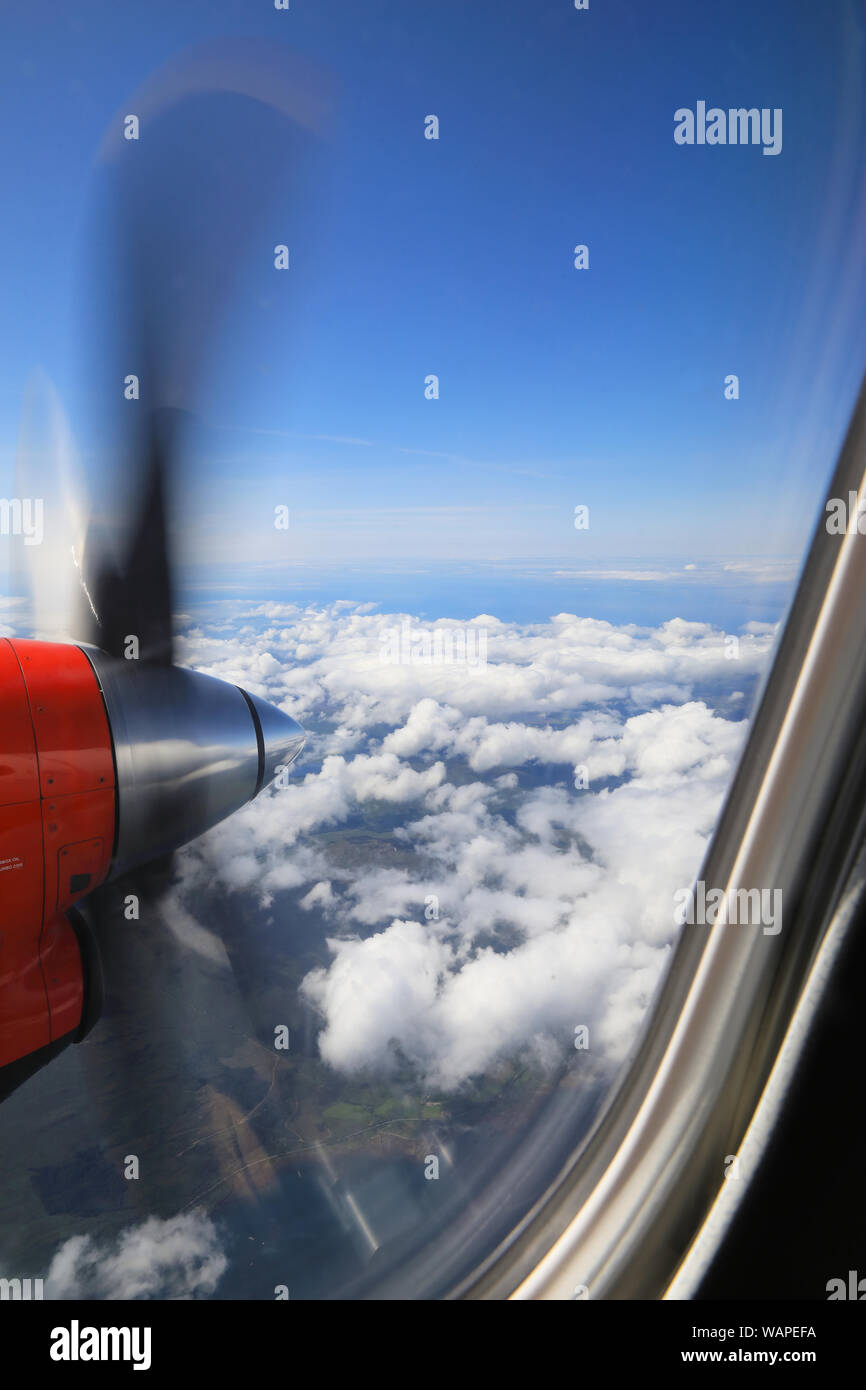 Blick von Loganair Twin Propeller Flugzeug fliegen die Westküste von Schottland, Großbritannien Stockfoto