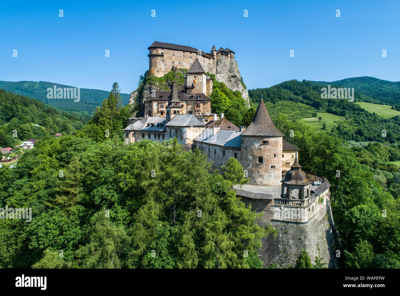 Burg Orava - Oravsky Hrad in Oravsky Podzamok in der Slowakei. Mittelalterliche Festung auf extrem hohen und steilen Felsen. Luftaufnahme Stockfoto