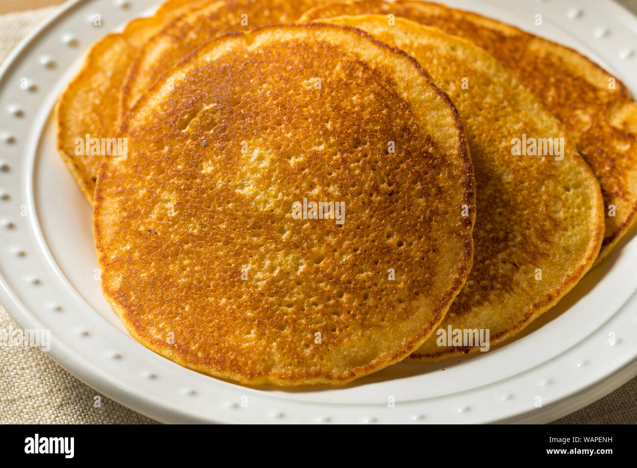 Hausgemachte Maismehl Kuchen mit Butter und Sirup ...