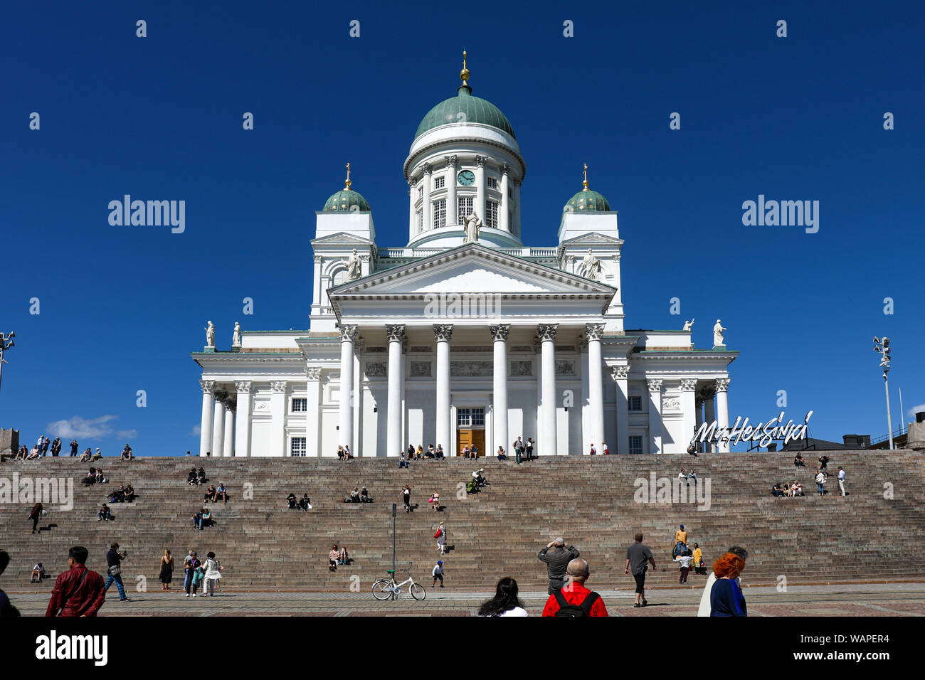 Kathedrale von Helsinki gegen den klaren, blauen Himmel am Senatsplatz in Helsinki, Finnland Stockfoto