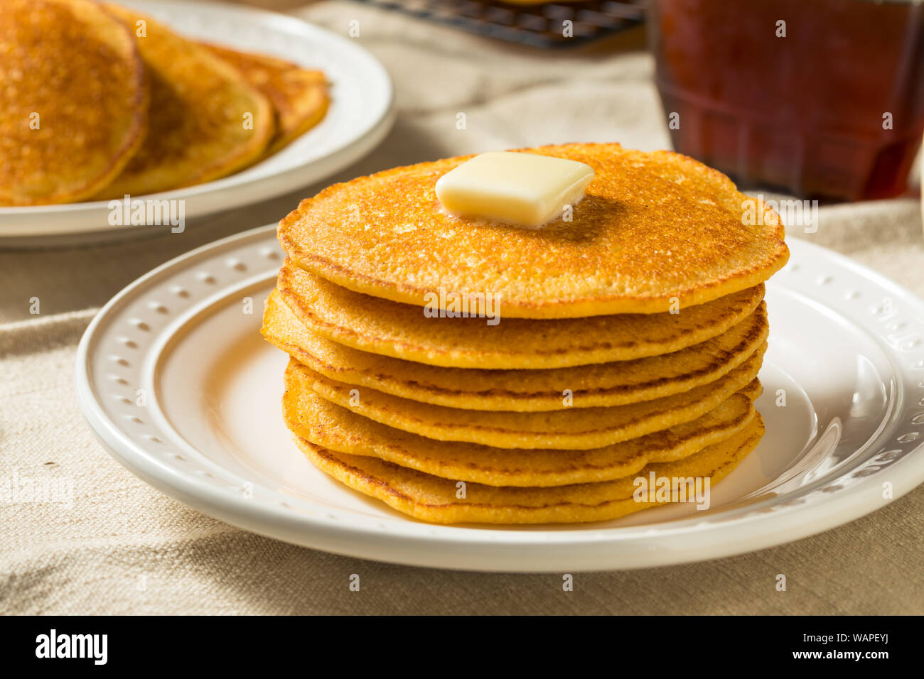 Hausgemachte Maismehl Kuchen mit Butter und Sirup Stockfoto