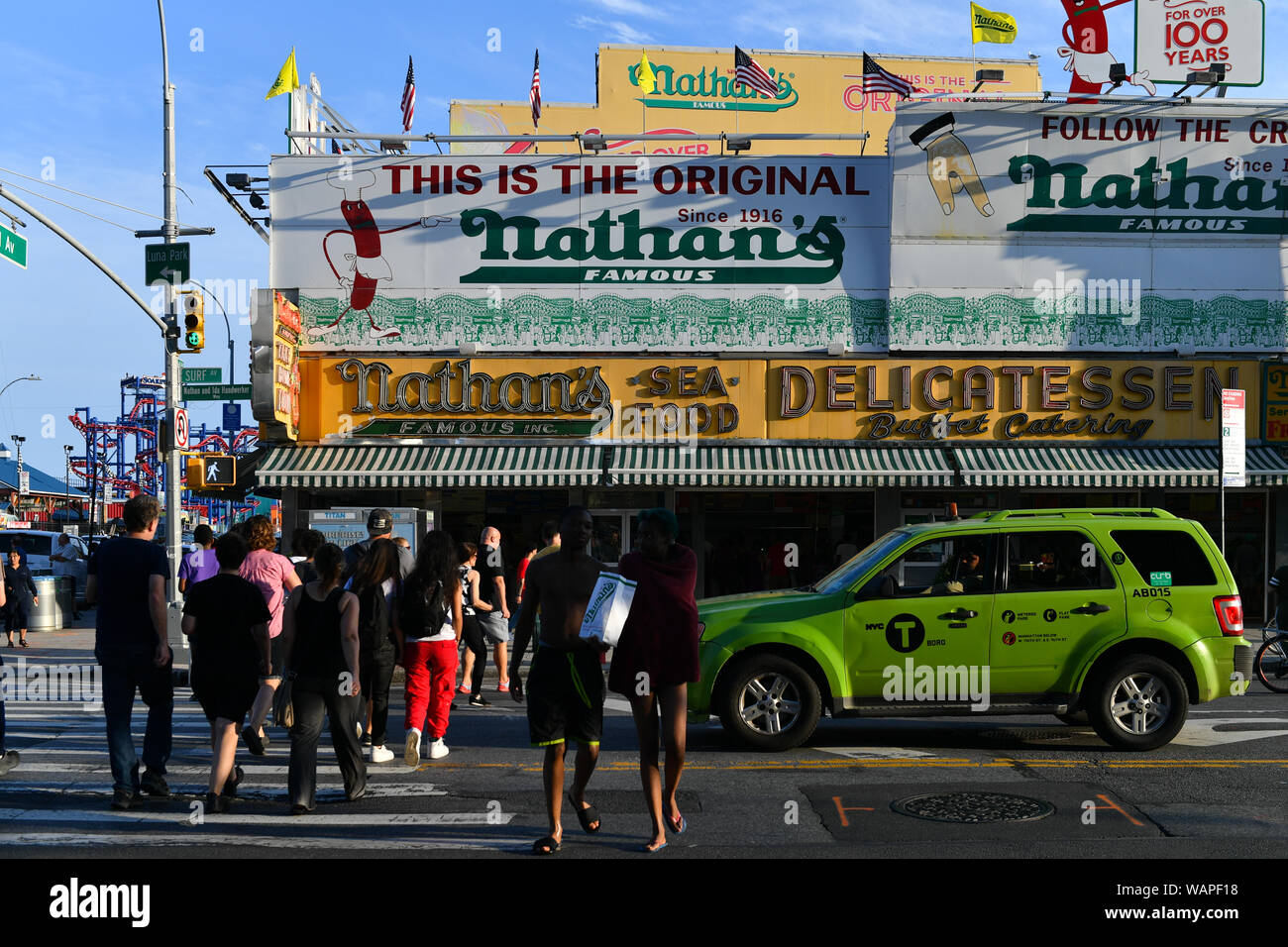 Original Nathan's berühmten Hot Dogs auf Coney Island auf Surf Avenue in Brooklyn, New York. Stockfoto