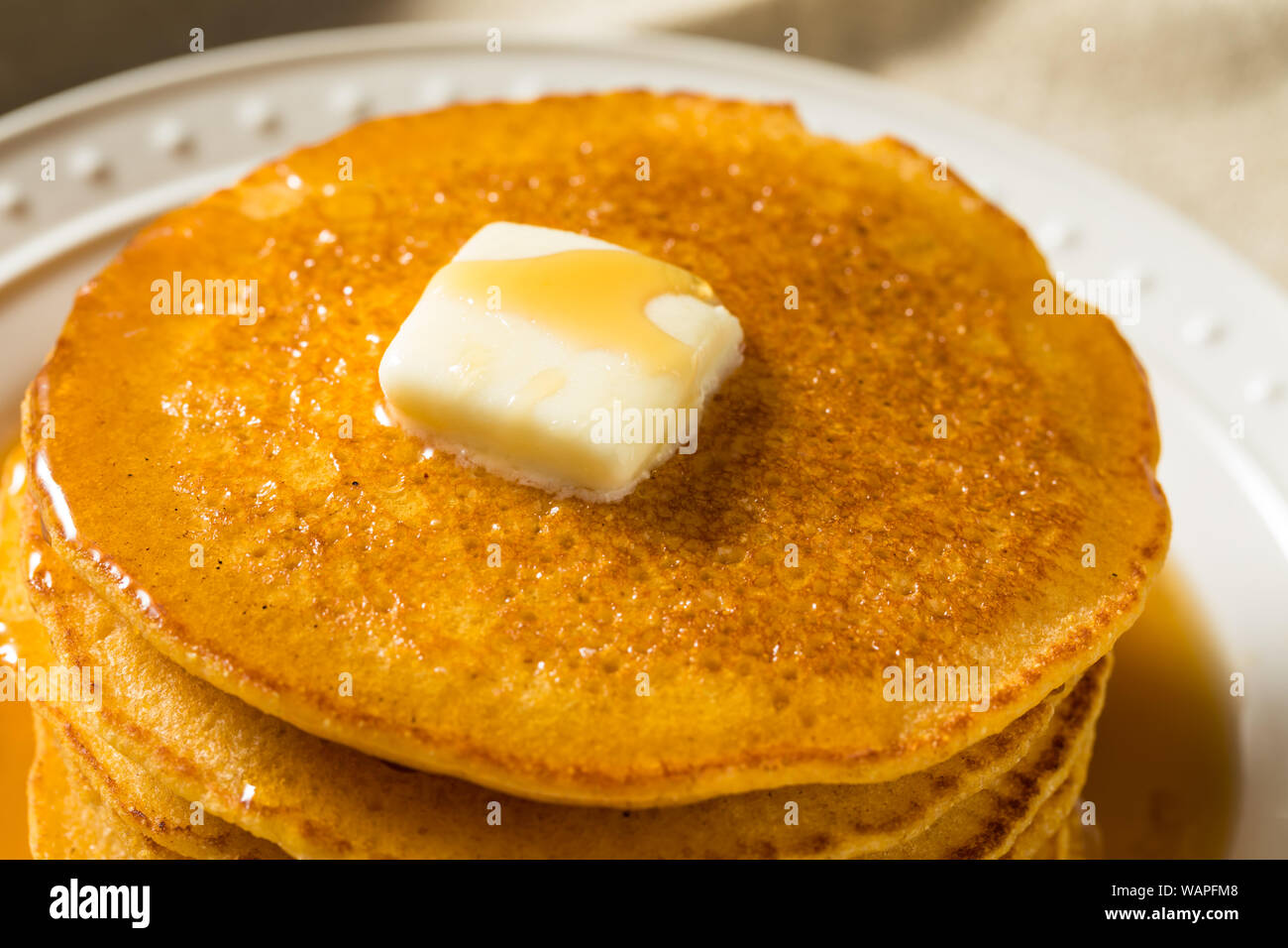 Hausgemachte Maismehl Kuchen mit Butter und Sirup Stockfoto