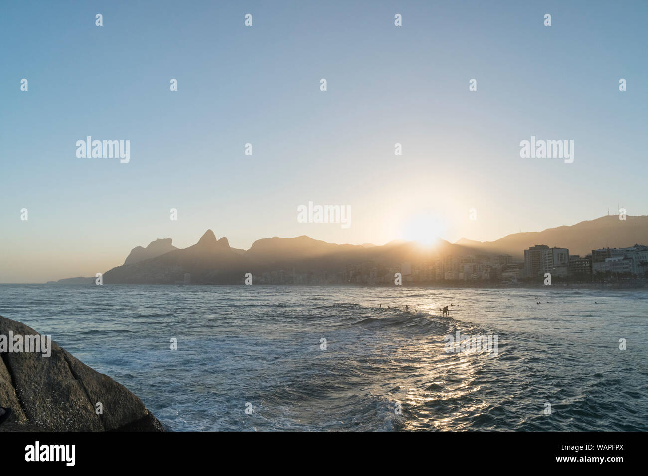 Sonnenuntergang über den Bergen von Rio de Janeiro von Arpoador, Ipanema Stockfoto