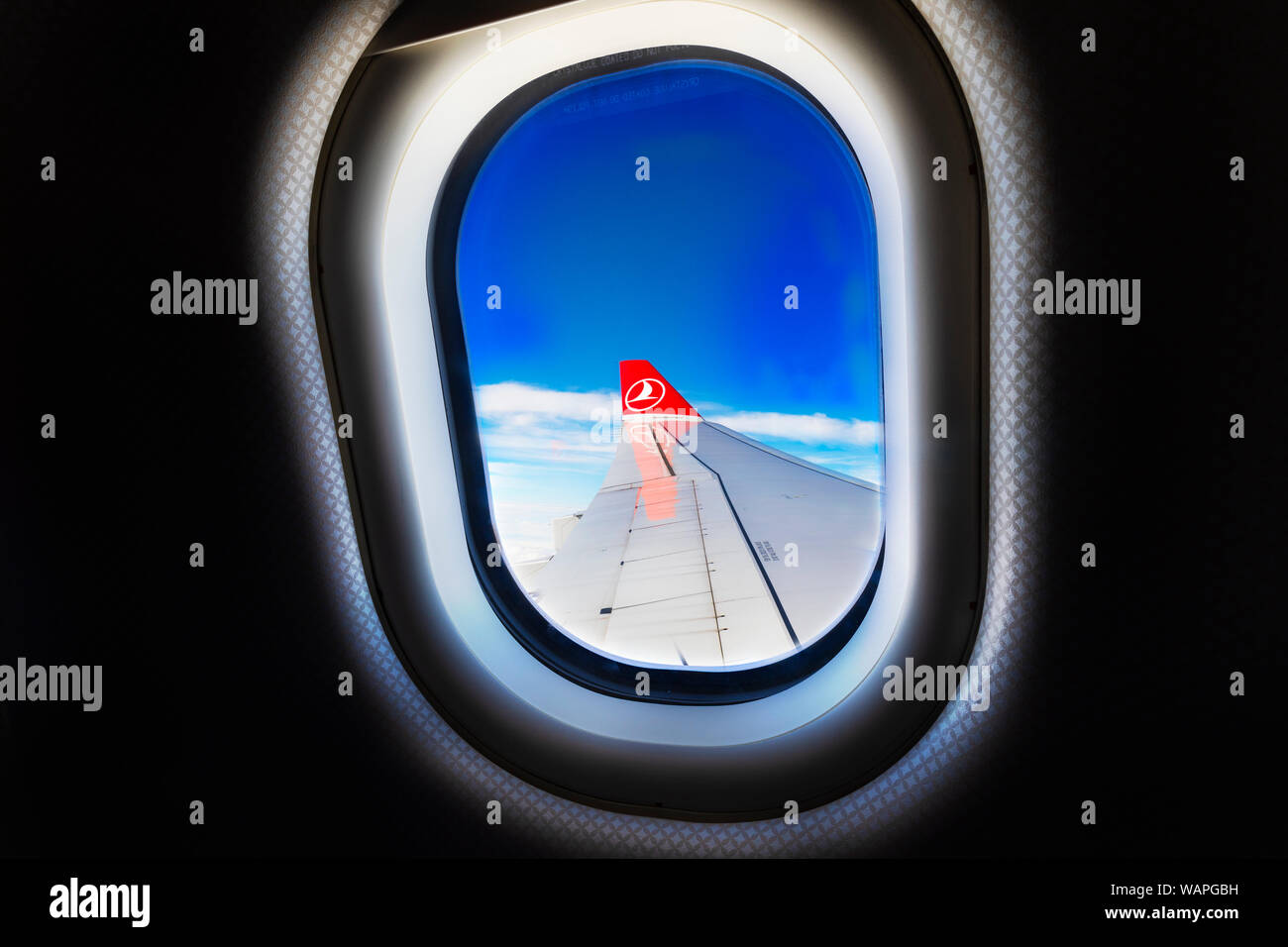 Kathmandu, Istanbul - Aug 09, 2019 Blick aus dem Flugzeug Fenster durch türkische Fluggesellschaft. Stockfoto