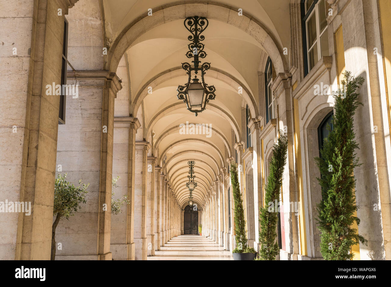 Schönen bogen Korridore entlang der Praca do Comercio in Lissabon. Stockfoto