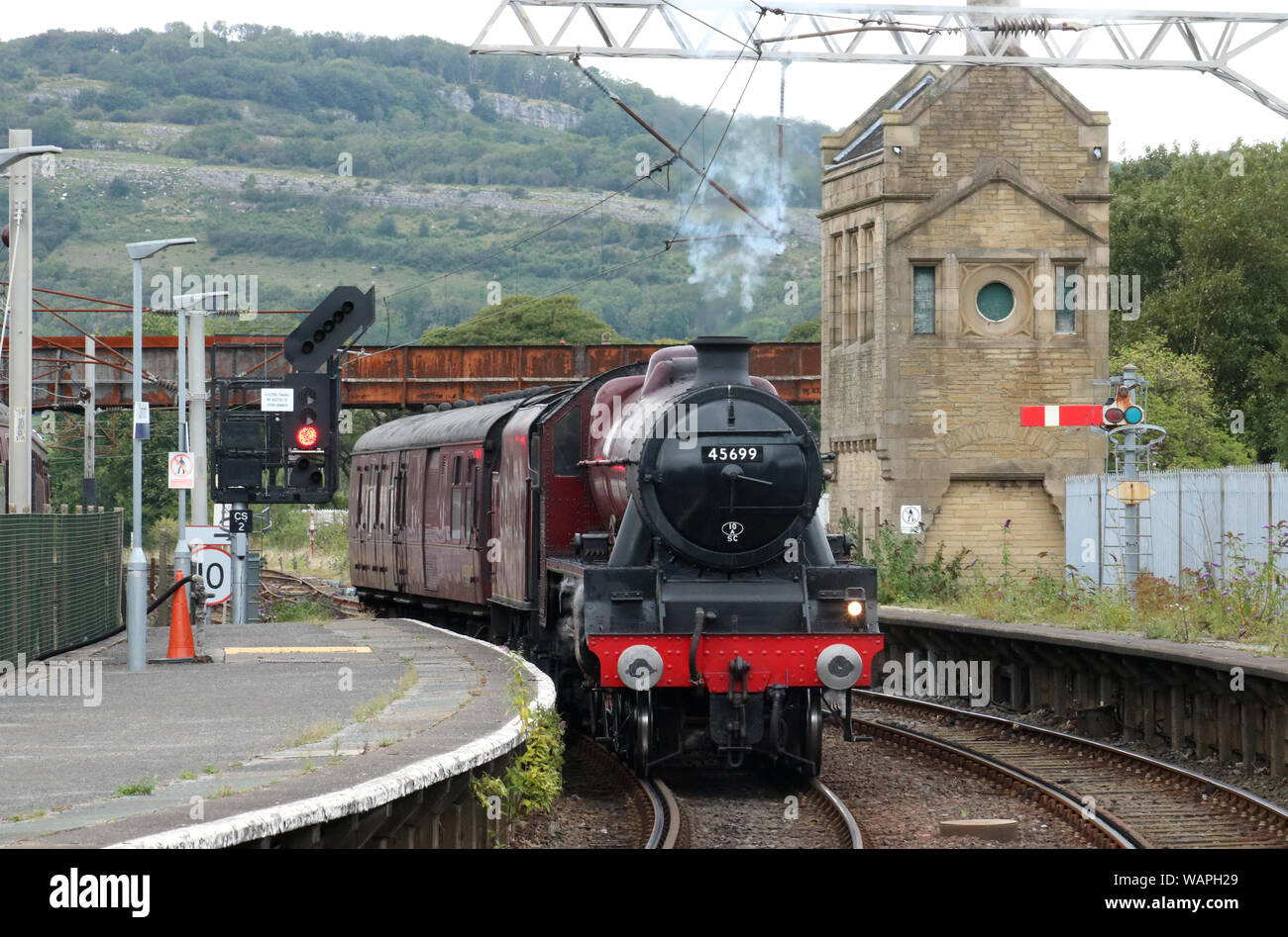 Erhaltene Stanier Jubiläum klasse Dampflok 45699 Galatea reversieren durch Carnforth Station nach der Ankunft in New York am 21. August 2019. Stockfoto