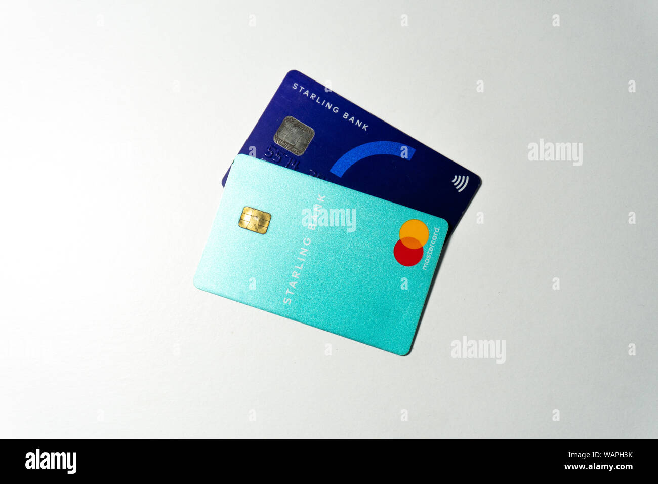 Kreditkarten das neue digitale Bank Starling Bank emittiert auf weißem Hintergrund Stockfoto