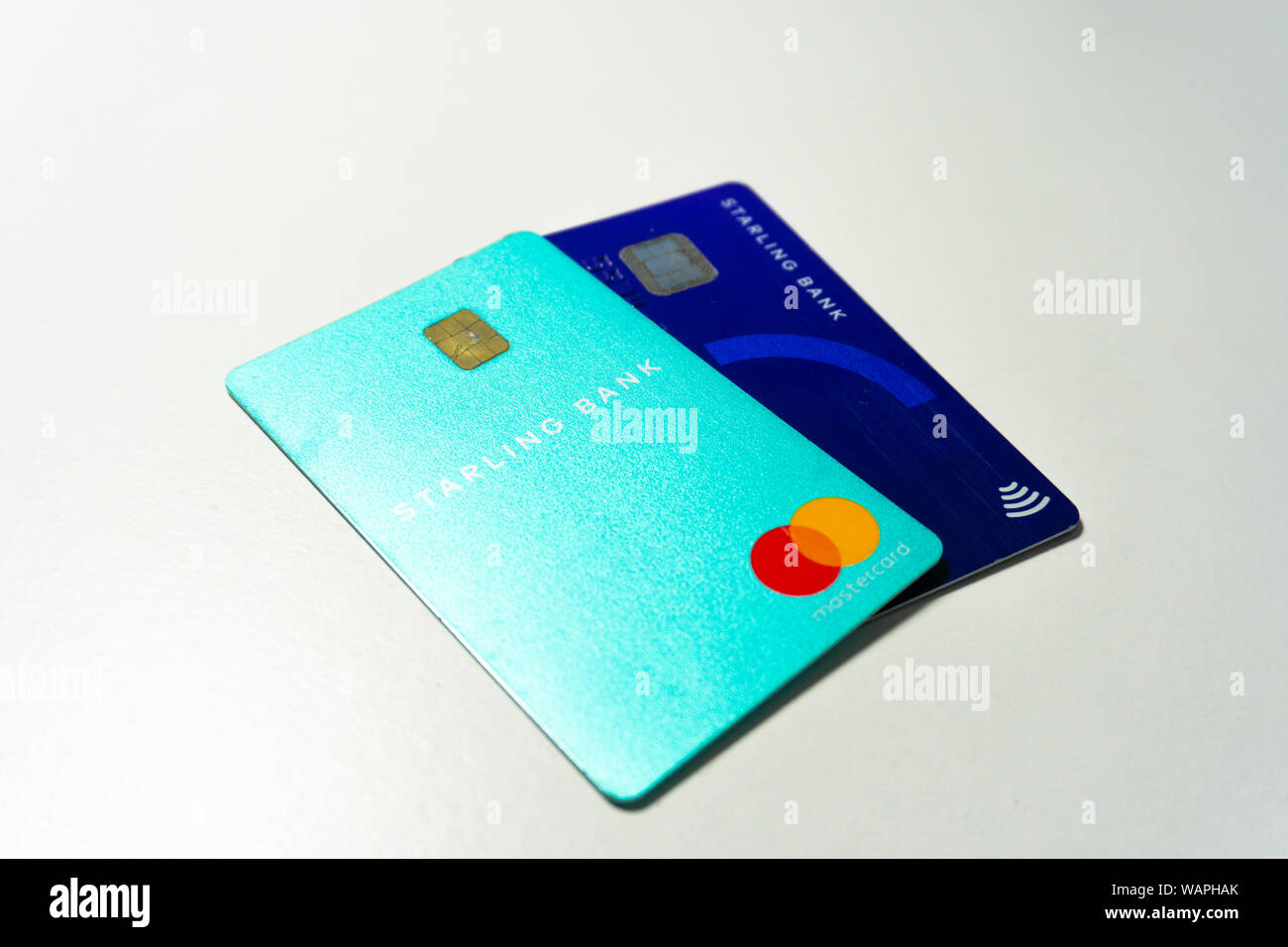 Kreditkarten das neue digitale Bank Starling Bank emittiert auf weißem Hintergrund Stockfoto