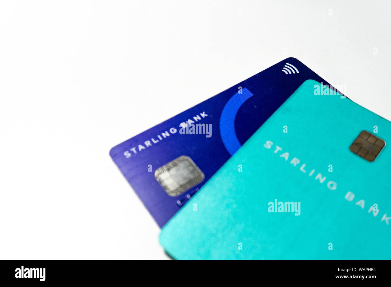 Kreditkarten das neue digitale Bank Starling Bank emittiert auf weißem Hintergrund Stockfoto