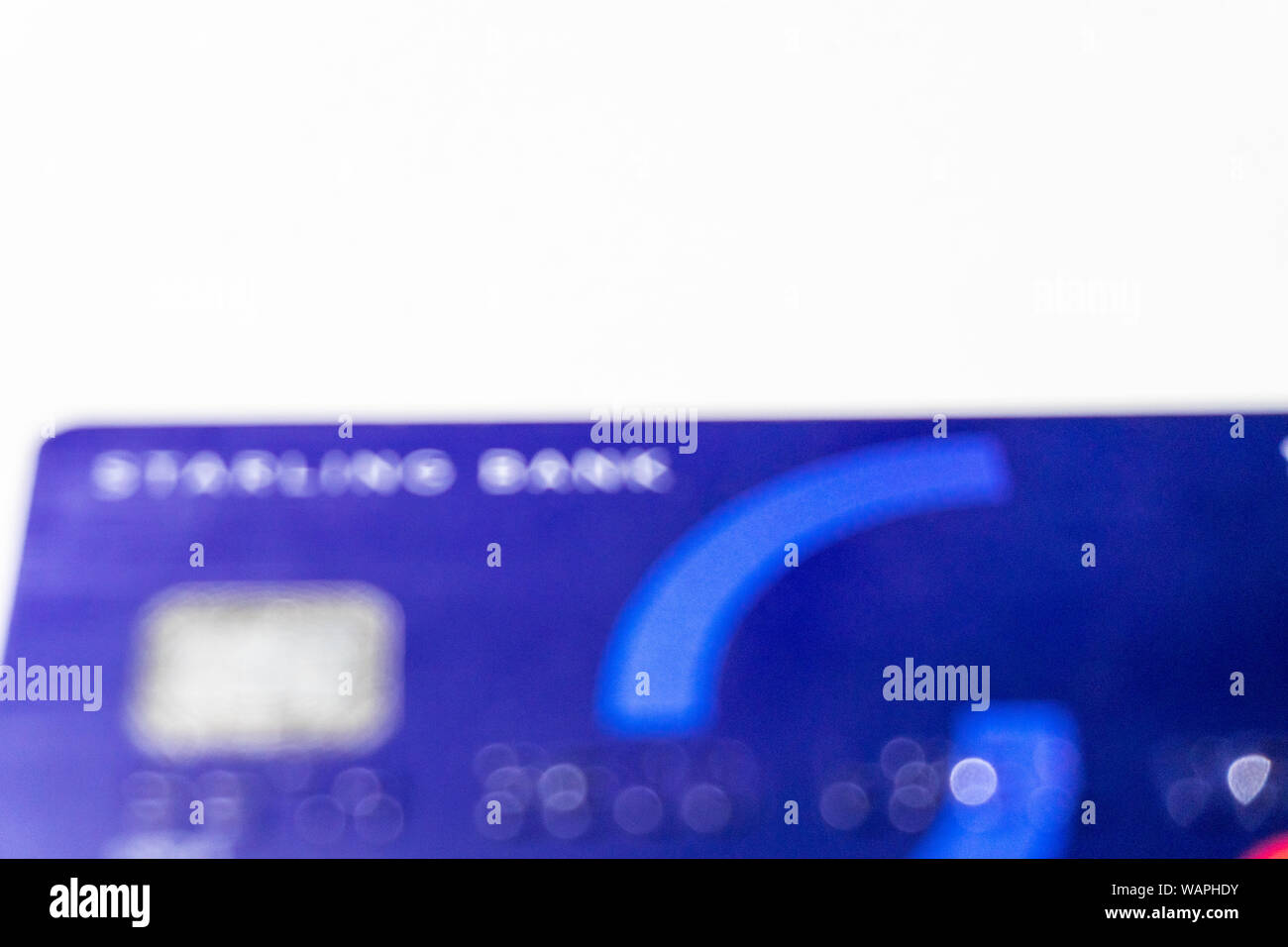 Kreditkarten das neue digitale Bank Starling Bank emittiert auf weißem Hintergrund Stockfoto