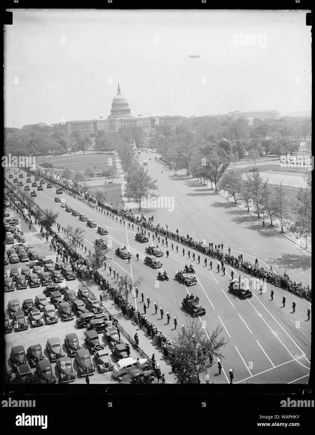 Blendenanzeige für NICARAGUANISCHE PRÄSIDENT; Englisch: FEUERWERK FÜR DEN NICARAGUANISCHEN PRÄSIDENTEN. WASHINGTON, D.C., Mai 5. POMP UND MILITÄRISCHER MACHT WIE NIE ZUVOR erlebt IN DER HAUPTSTADT WAR AUF ANZEIGE FÜR NICARAGUANISCHE PRÄSIDENT, GEN. ANASTASIO SOMOZA, heute, als er ritt historischen Pennsylvania Avenue mit Präsident Roosevelt an seiner Seite. Die Allee war solide, flankiert von Soldaten, Matrosen und MARINES Stockfoto