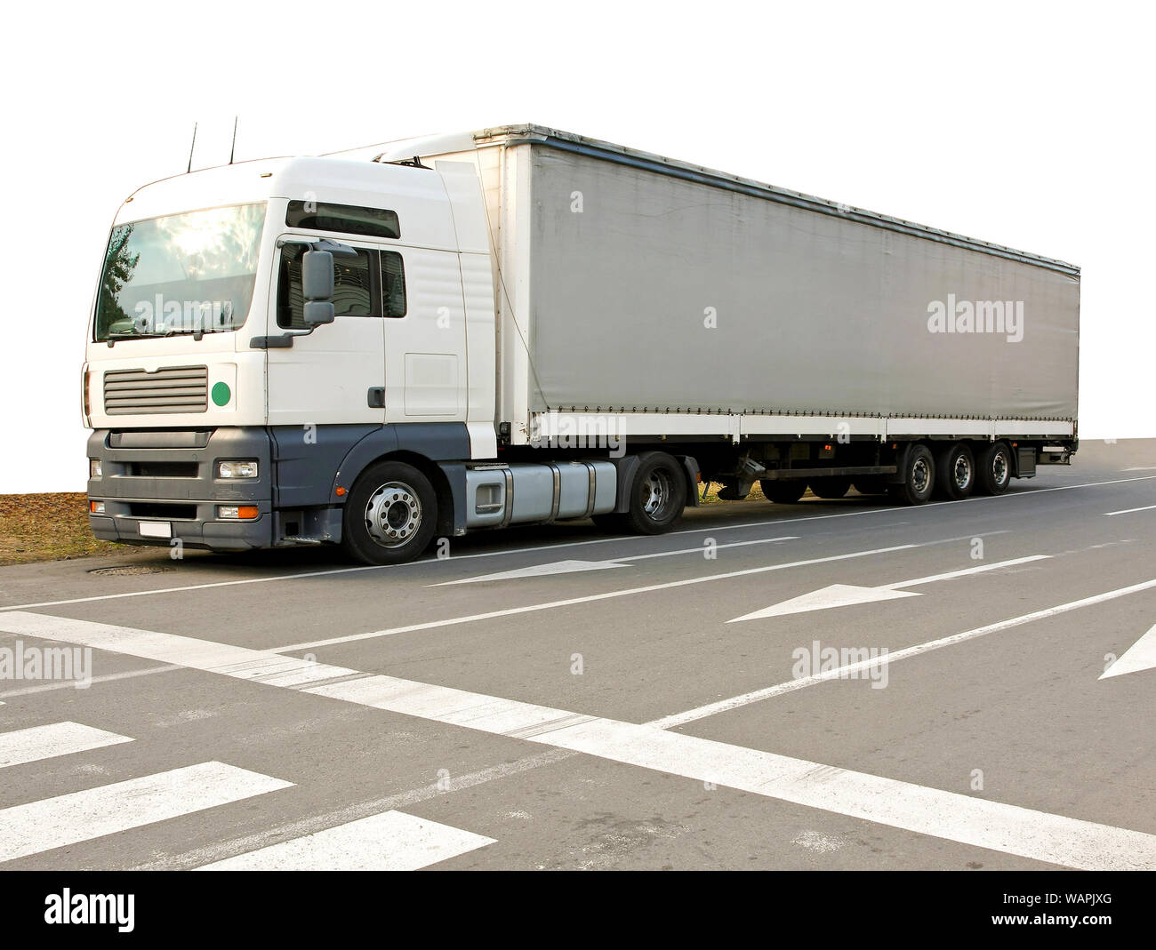 Grosse und lange Semi Truck in der Straße Stockfoto