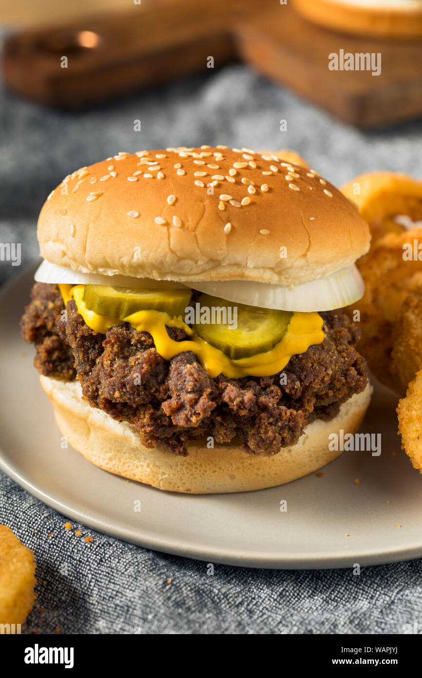 Hausgemachte Mississippi Slug Burger mit Gurken und Zwiebelringen. Stockfoto