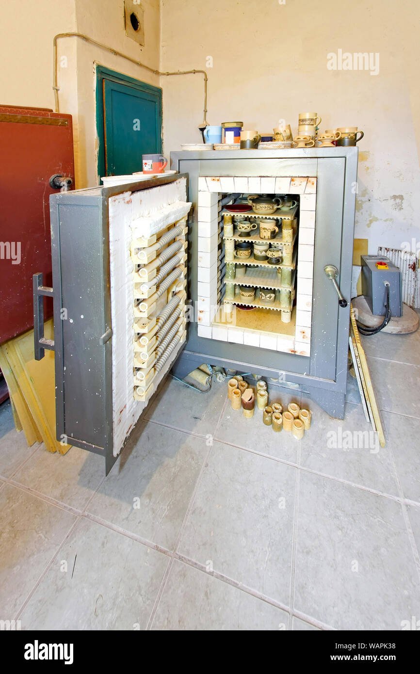 Keramische Produktion Werkstatt mit großen Ofen Backofen Stockfoto