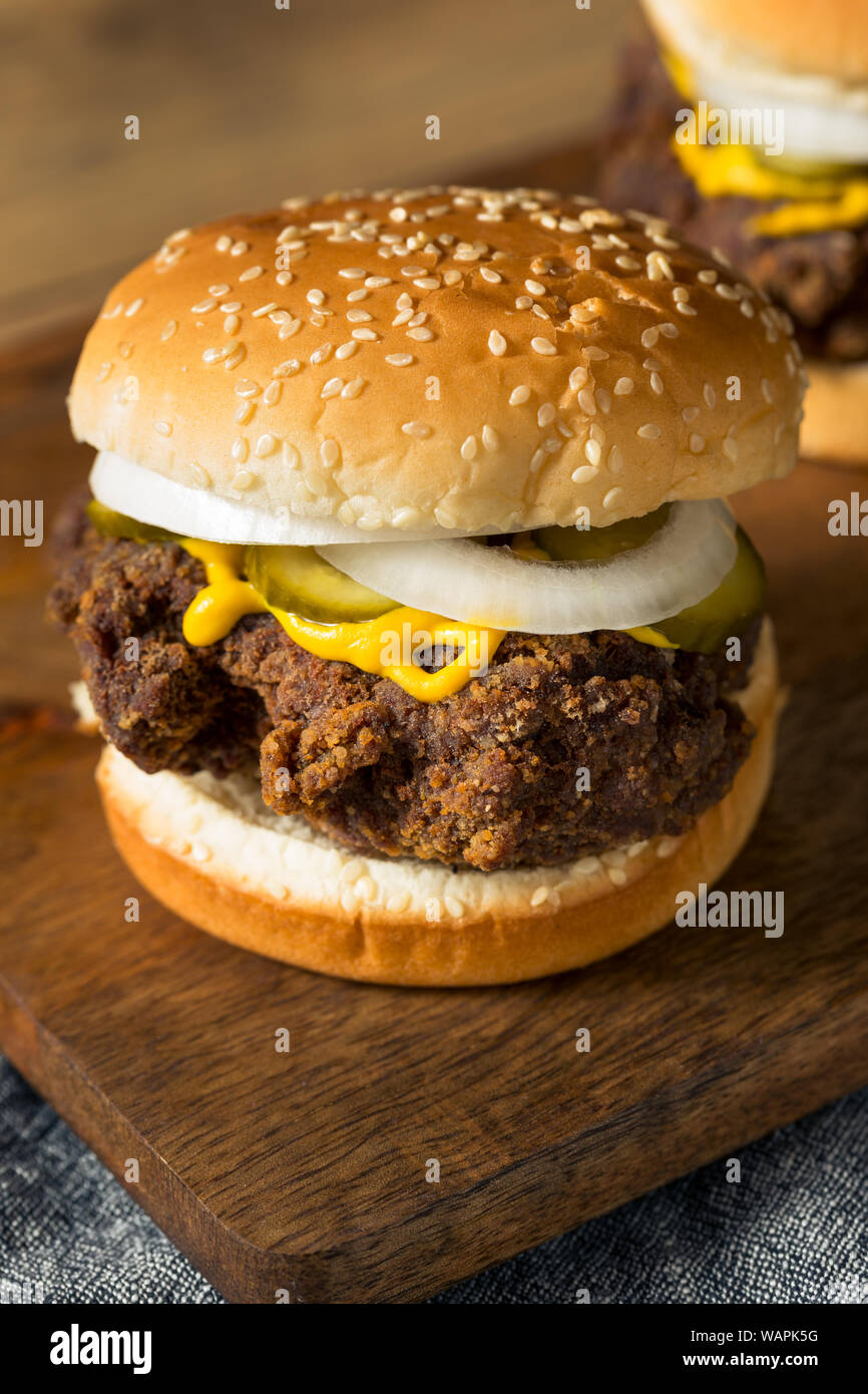 Hausgemachte Mississippi Slug Burger mit Gurken und Zwiebelringen. Stockfoto