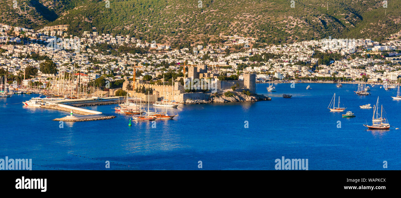 Schöne Altstadt von Bodrum, mit Blick auf die mittelalterliche Festung und Meer, Türkei Stockfoto