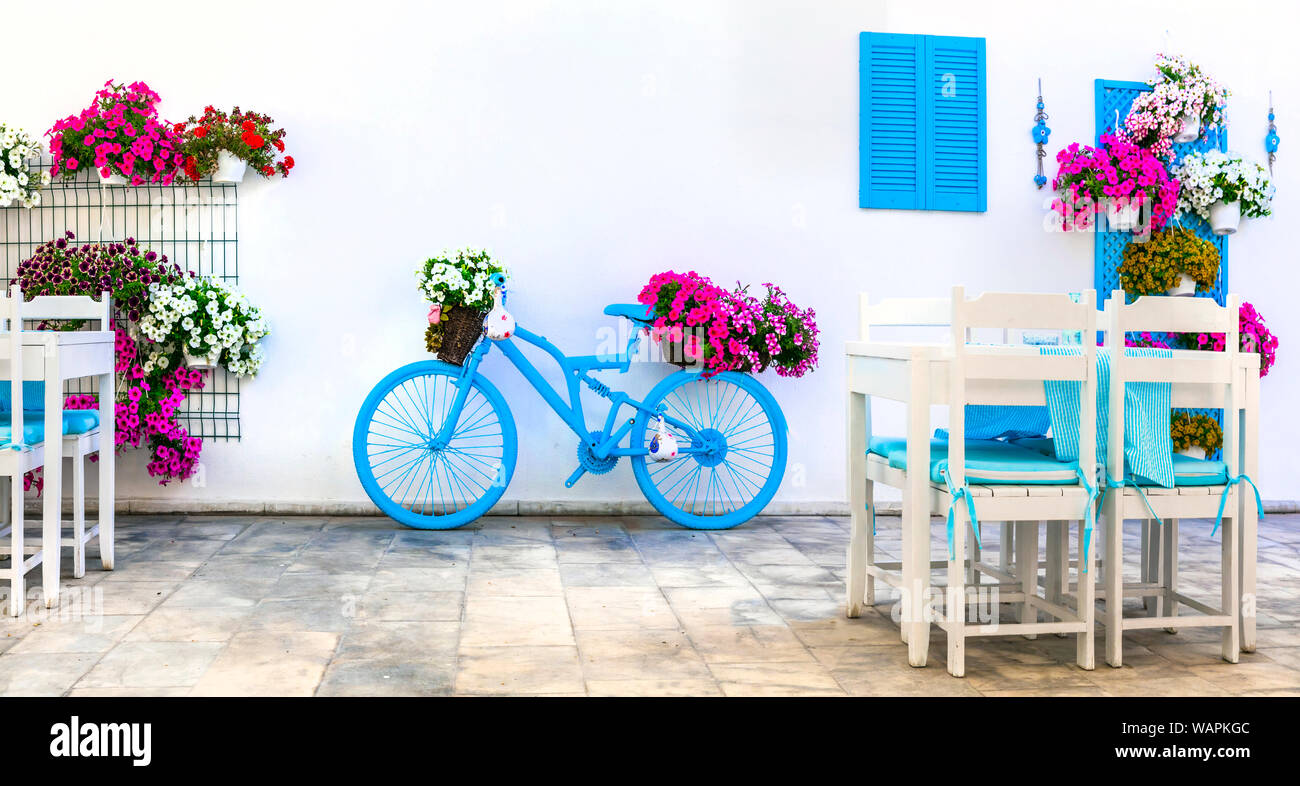 Alte Straßen von Bodrum, mit Blick auf altes Fahrrad und Blumen, Türkei Stockfoto
