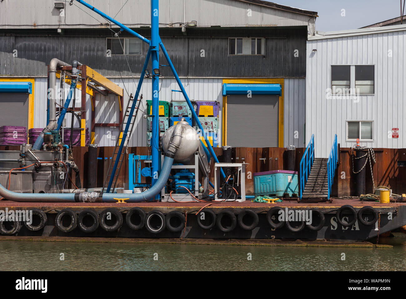 Große industrielle Anlage Fisch aus Fischereifahrzeug holding Tanks in Steveston British Columbia saugen Stockfoto
