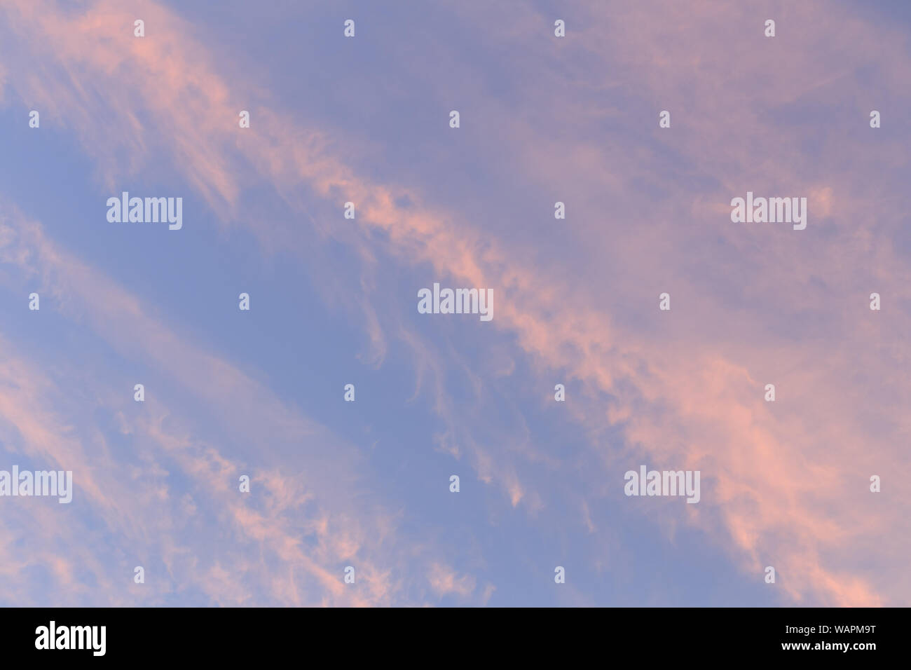 Blauer Himmel und rosa Wolken bei Sonnenuntergang Stockfoto