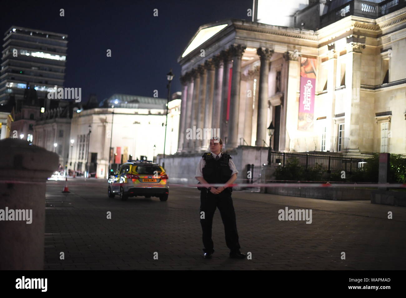 Notdienste in der Szene, wo ein Mann hat im Londoner Trafalgar Square, erstochen, die Met Polizei sagte, wie Sie an 9.11 Uhr am Mittwoch abend genannt wurden folgende Berichte von einem Messer angriff. Stockfoto