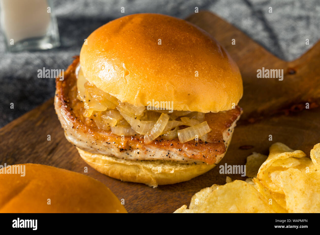 Hausgemachte Chicago Schweinekotelett Sandwich mit gegrilltem Zwiebeln Stockfoto