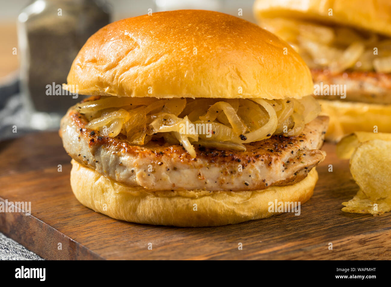 Hausgemachte Chicago Schweinekotelett Sandwich mit gegrilltem Zwiebeln Stockfoto