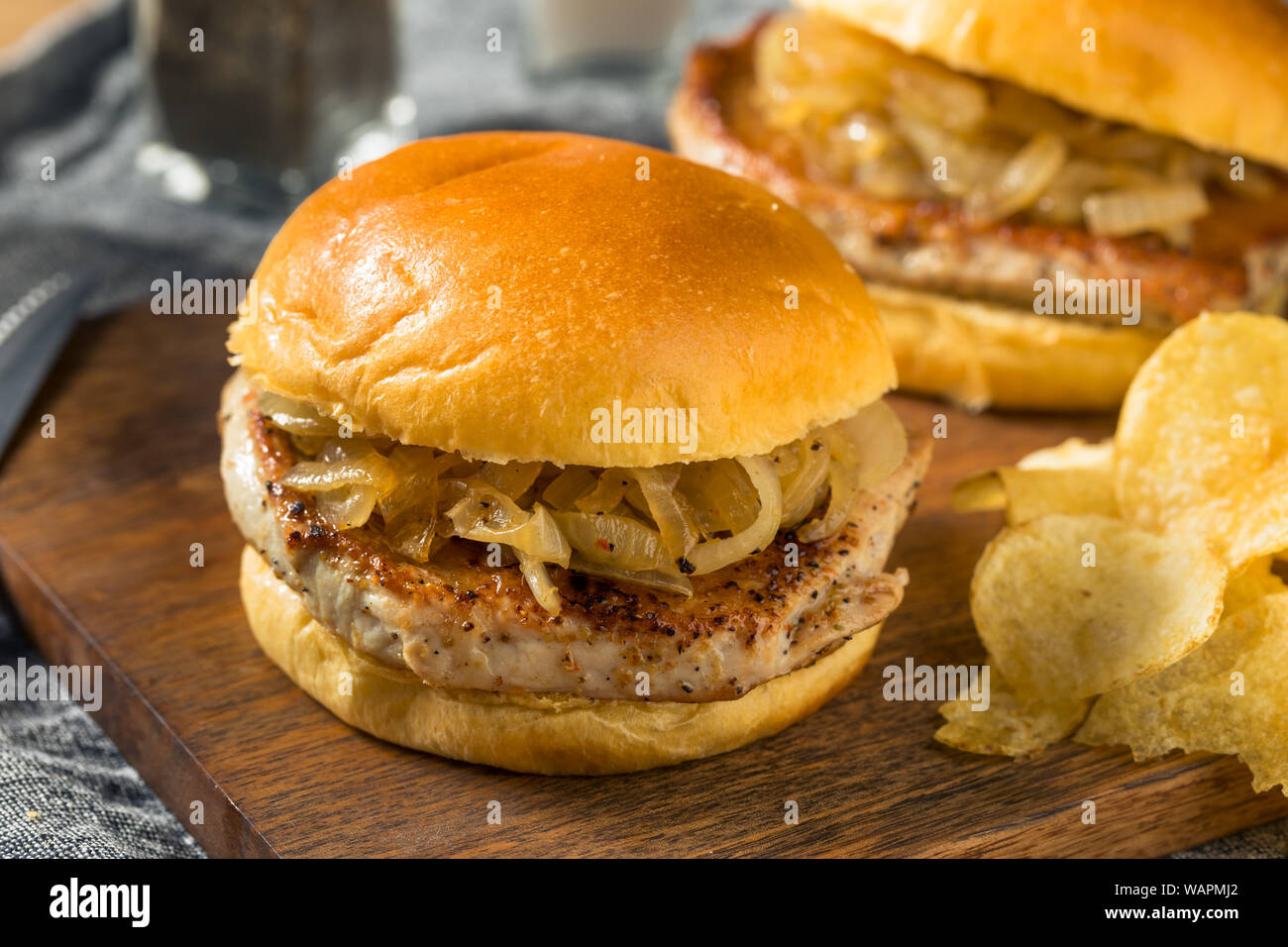 Hausgemachte Chicago Schweinekotelett Sandwich mit gegrilltem Zwiebeln Stockfoto