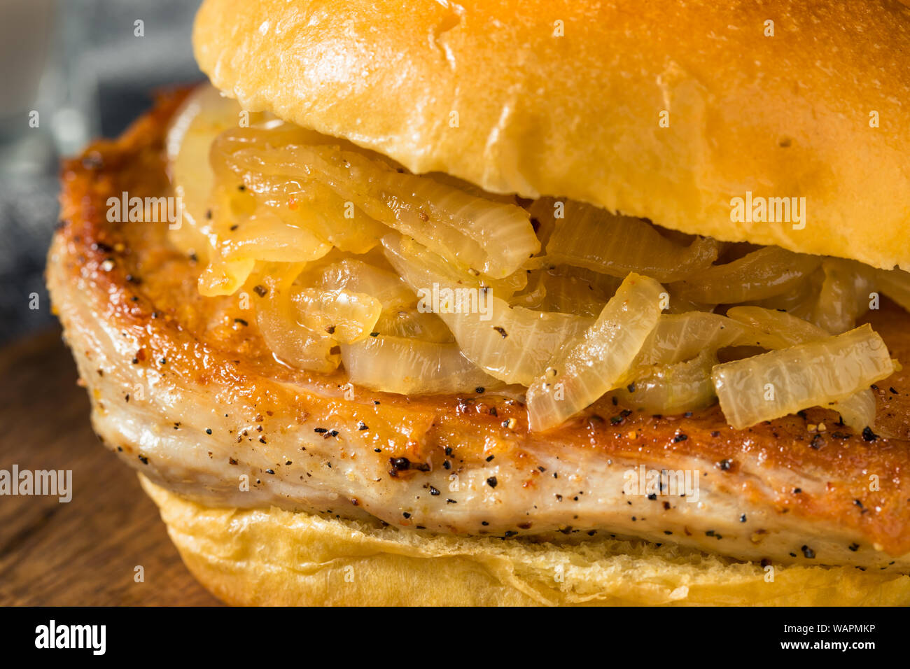 Hausgemachte Chicago Schweinekotelett Sandwich mit gegrilltem Zwiebeln Stockfoto