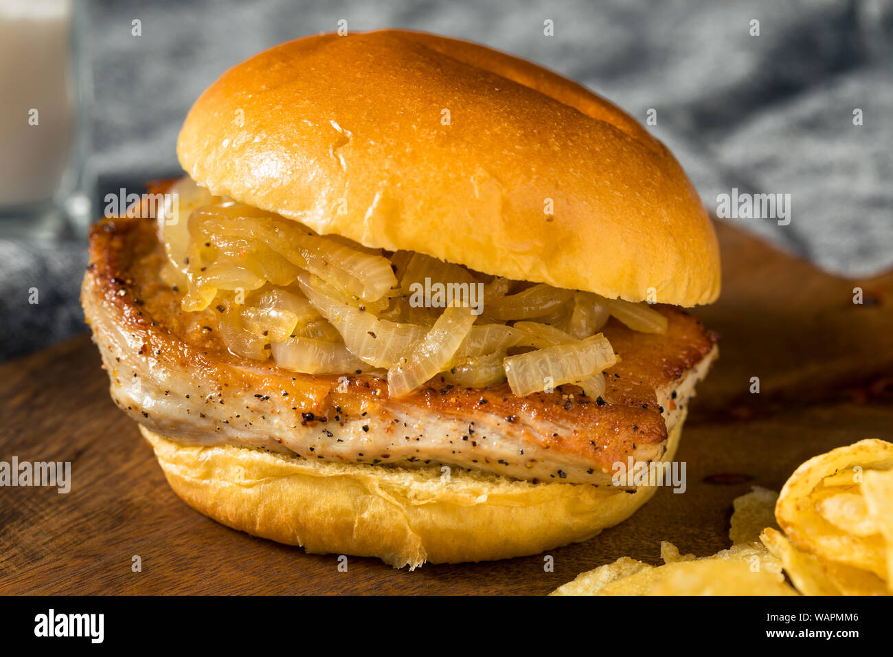 Hausgemachte Chicago Schweinekotelett Sandwich mit gegrilltem Zwiebeln Stockfoto