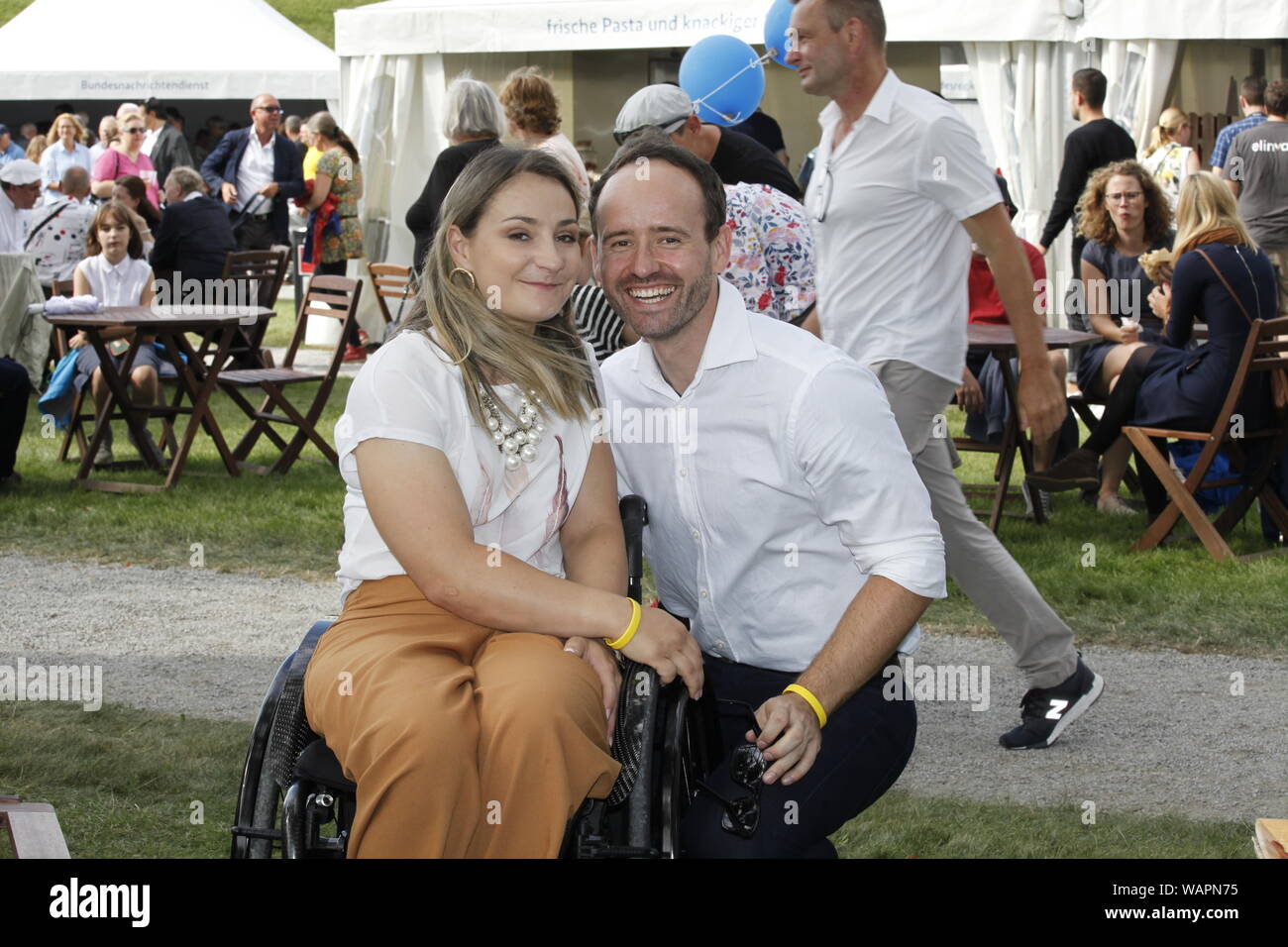 Kristina Vogel und Freund Michael Seidenbecher sind im Tag der offenen Tür der Bundesregierung im Kanzlergarten im Bundeskantleramt. Berlin, 18.8.2019 Stockfoto
