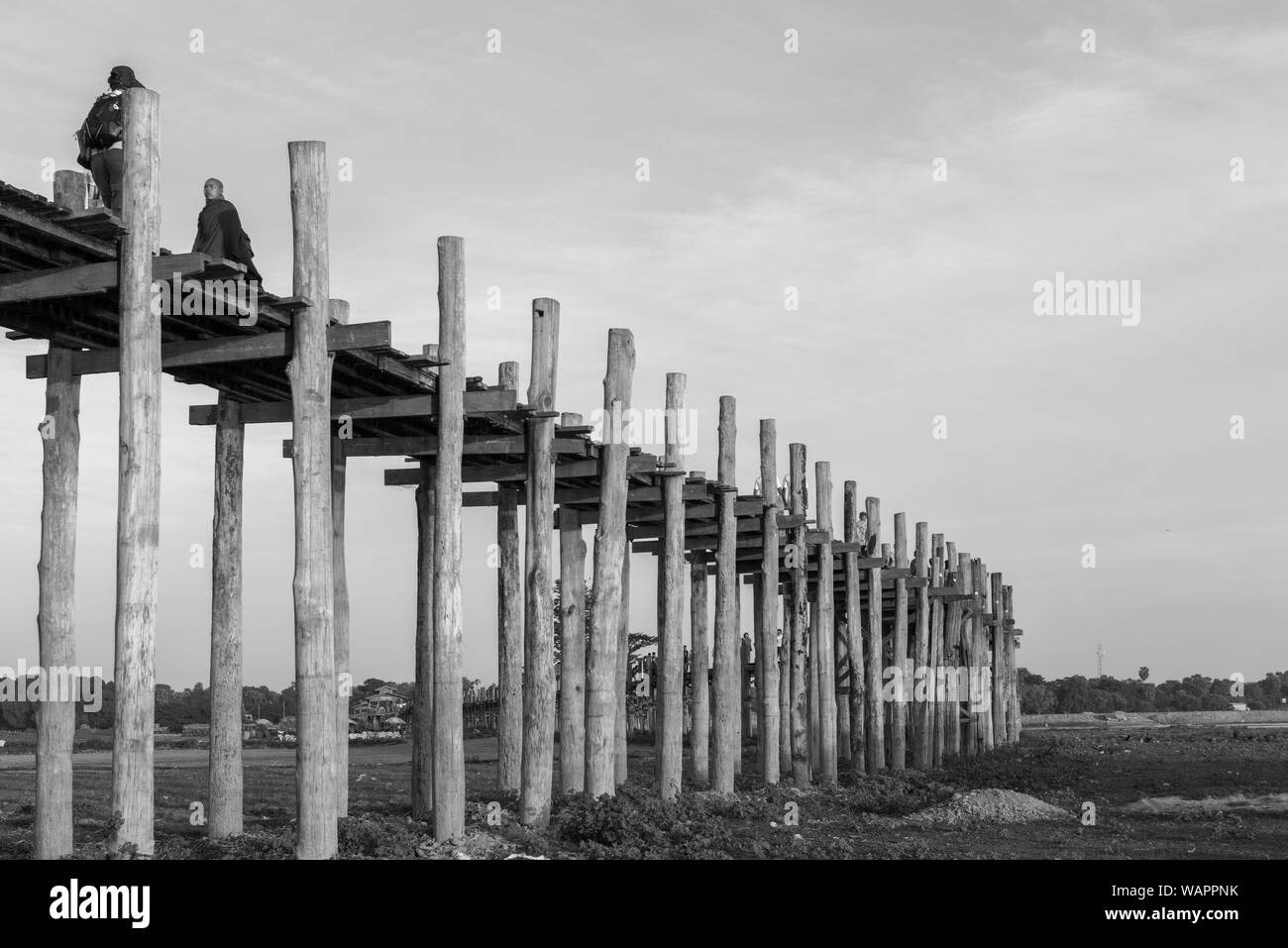 MANDALAY, MYANMAR - 03. Dezember 2018: Schwarz-weiss Bild des schönen Holz- U-Bein Brücke, eine ikonische touristische Attraktion von Mandalay, Myan Stockfoto