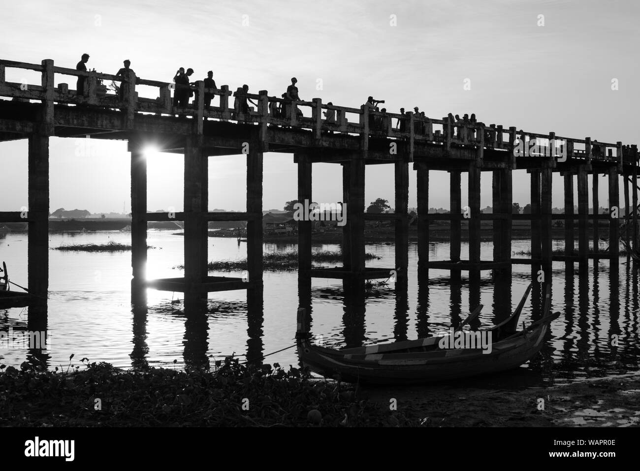 MANDALAY, MYANMAR - 03. Dezember 2018: Schwarz und Weiß Bild einer idyllischen Sonnenuntergang zeigen U-Bein Brücke Silhouette in Mandalay, Myanmar Stockfoto