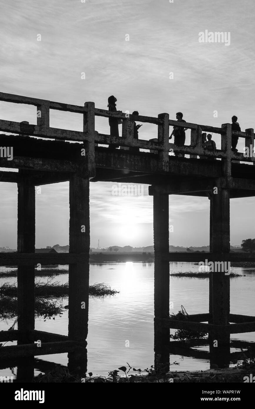 MANDALAY, MYANMAR - 03. Dezember 2018: Schwarz/Weiß Bild von U-Bein Brücke Silhouette bei Sonnenuntergang in Mandalay, Myanmar Stockfoto