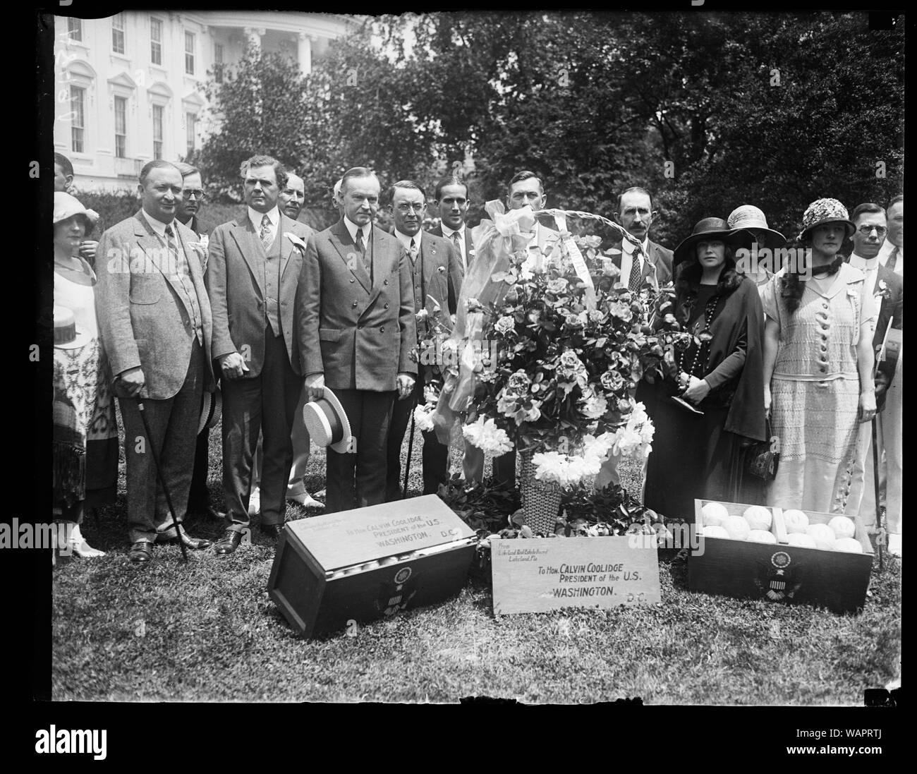 Delegierte aus Lakeland, Fla., des Übereinkommens von Realtors Treffen in Washington vorhanden Pres. Coolidge mit einem Kasten von Orangen und Pampelmusen, jedes Stück Obst trägt ein Bild des Pres Pres. Coolidge in der Grp. [White House, Washington, D.C.] Stockfoto