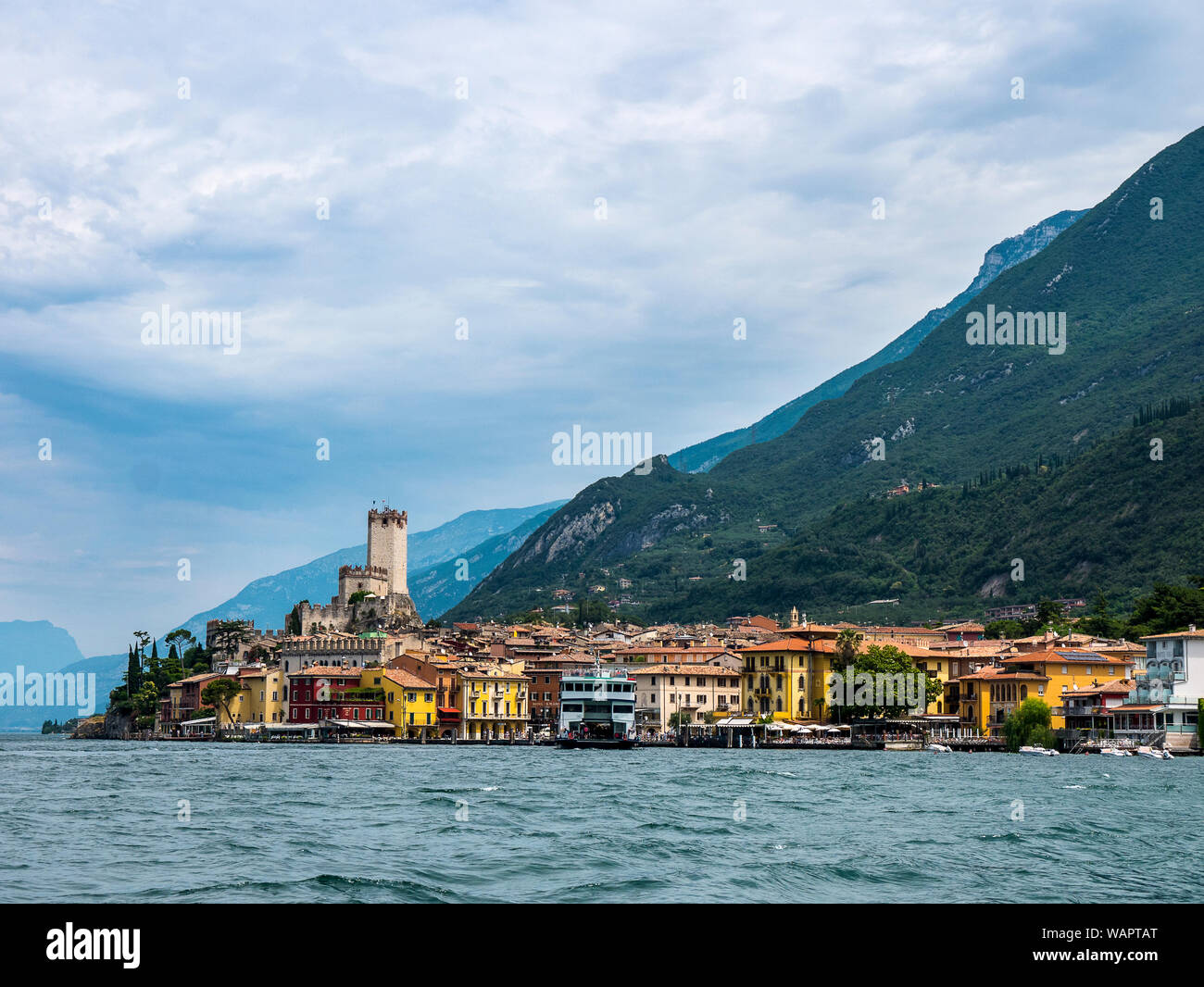 Malcesine ist eine der schönen Städte am Gardasee in Norditalien mit einem Scalieri schloss die Bewachung der Stadt. Es ist ein beliebtes Ziel für Touristen Stockfoto