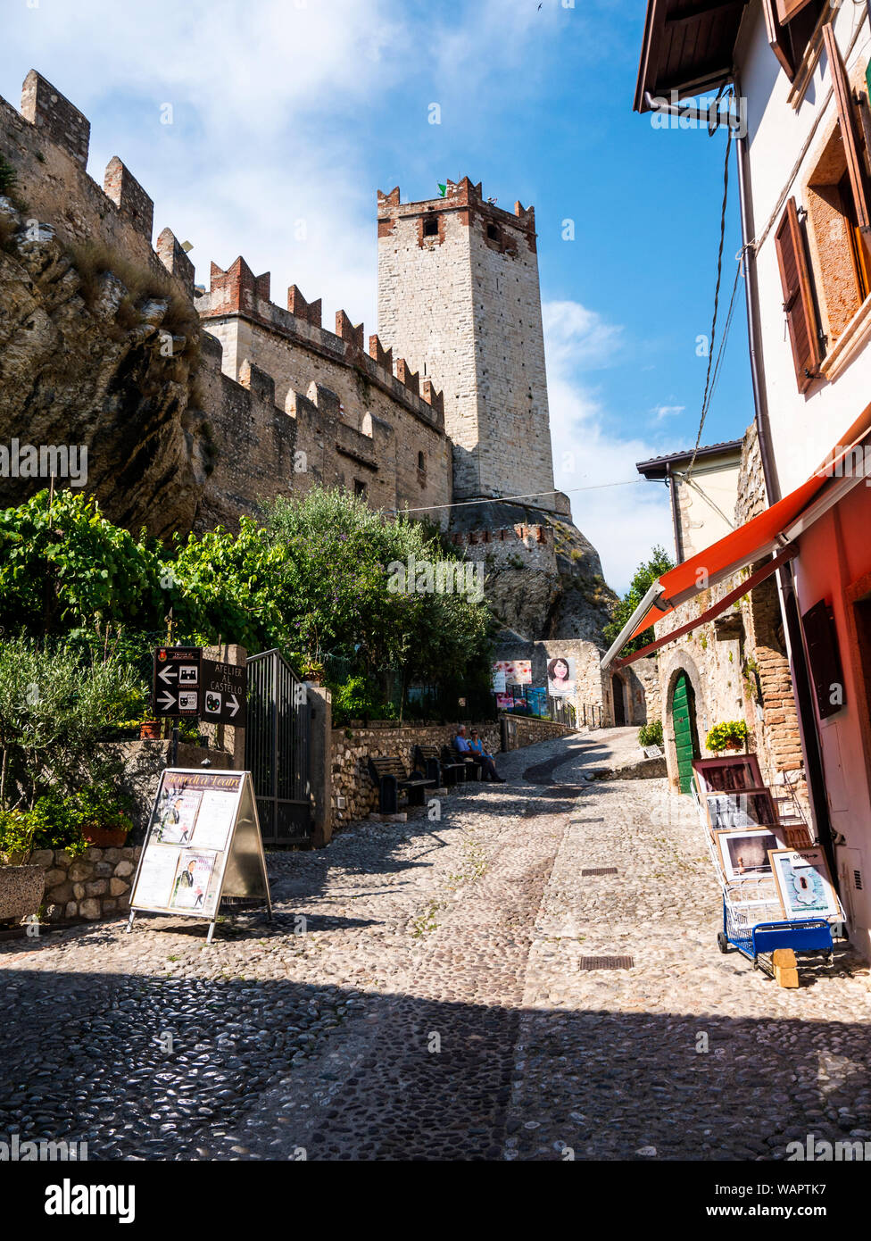 Malcesine ist eine der schönen Städte am Gardasee in Norditalien mit einem Scalieri schloss die Bewachung der Stadt. Es ist ein beliebtes Ziel für Touristen Stockfoto