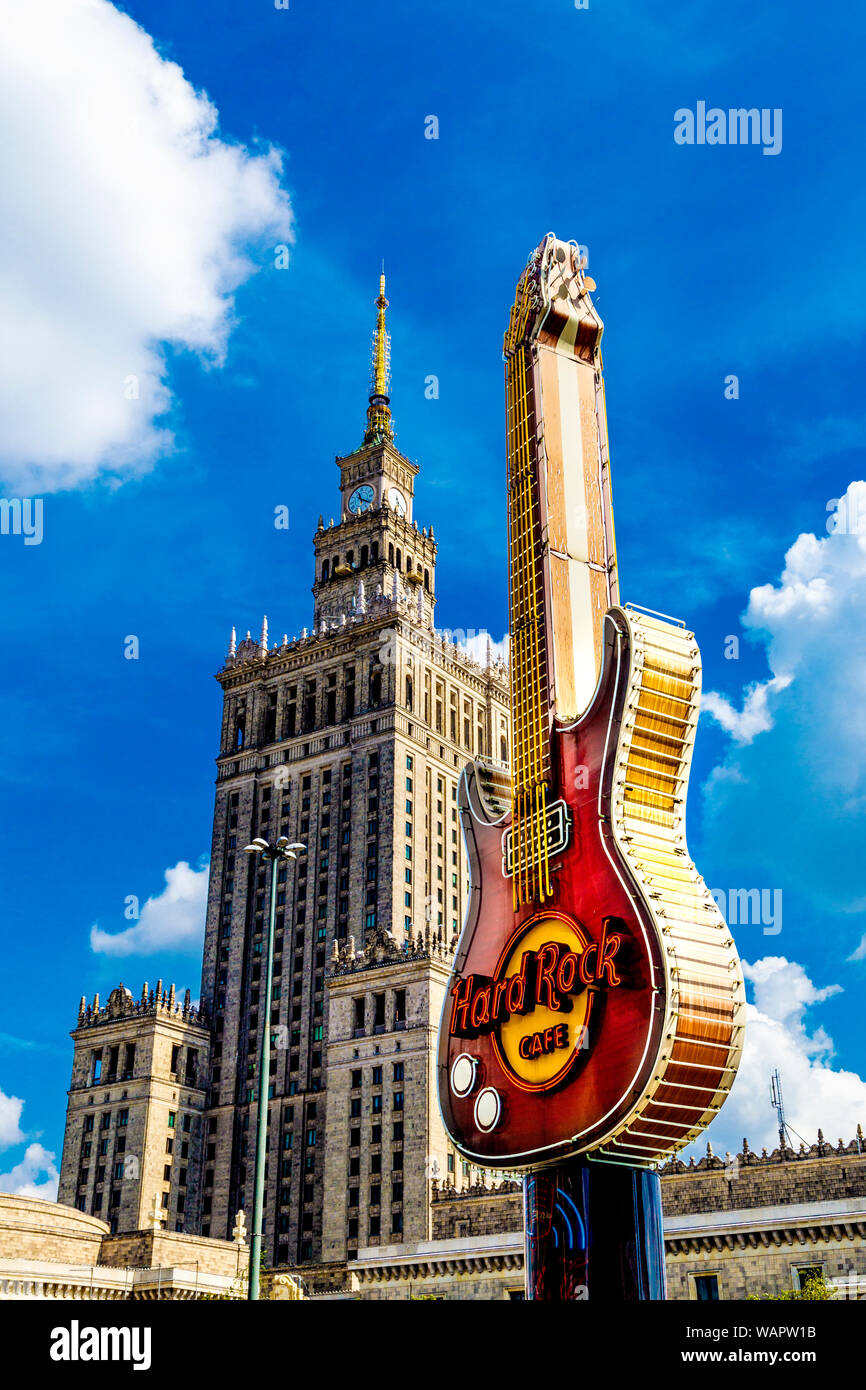 Zeichen in der Form einer Gitarre für Hard Rock Cafe mit Palast der Kultur und Wissenschaft in den Hintergrund, Warschau, Polen Stockfoto