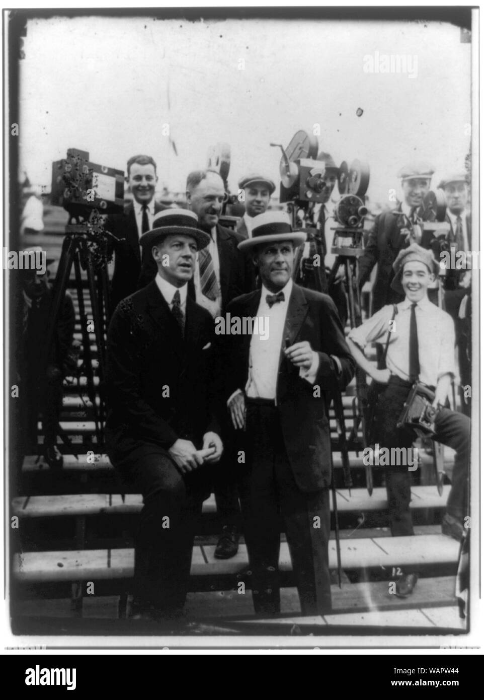 Dempsey-Carpentier Boxkampf bei Boyle's dreißig Hektar, Jersey City, New Jersey: Tex Rickard stehen auf der rechten Seite von einem anderen Mann vor Fotografen Stockfoto