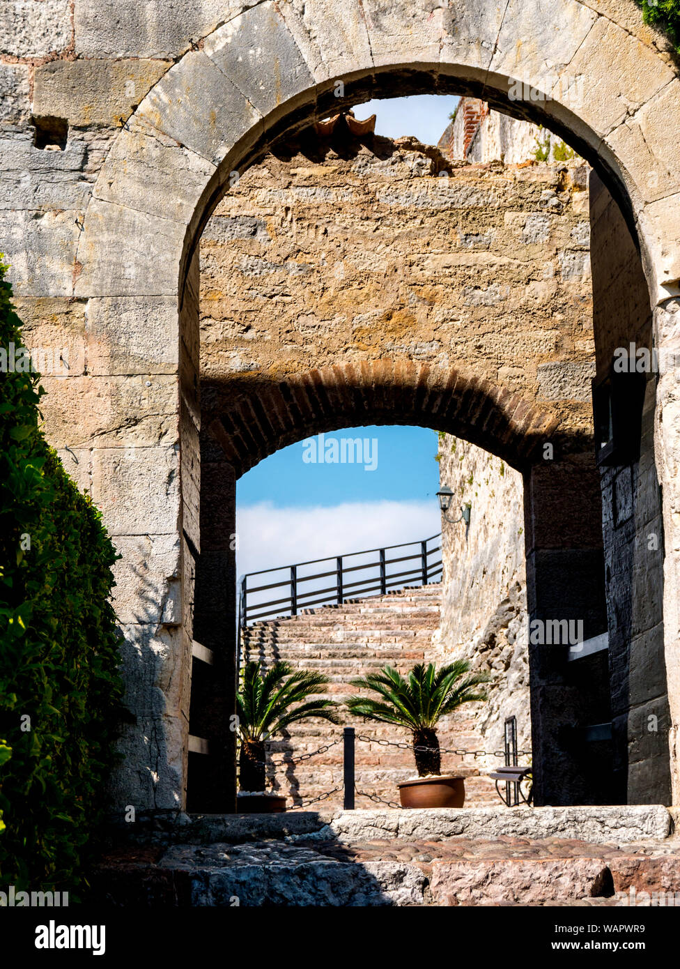 Malcesine ist eine der schönen Städte am Gardasee in Norditalien mit einem Scalieri schloss die Bewachung der Stadt. Es ist ein beliebtes Ziel für Touristen Stockfoto