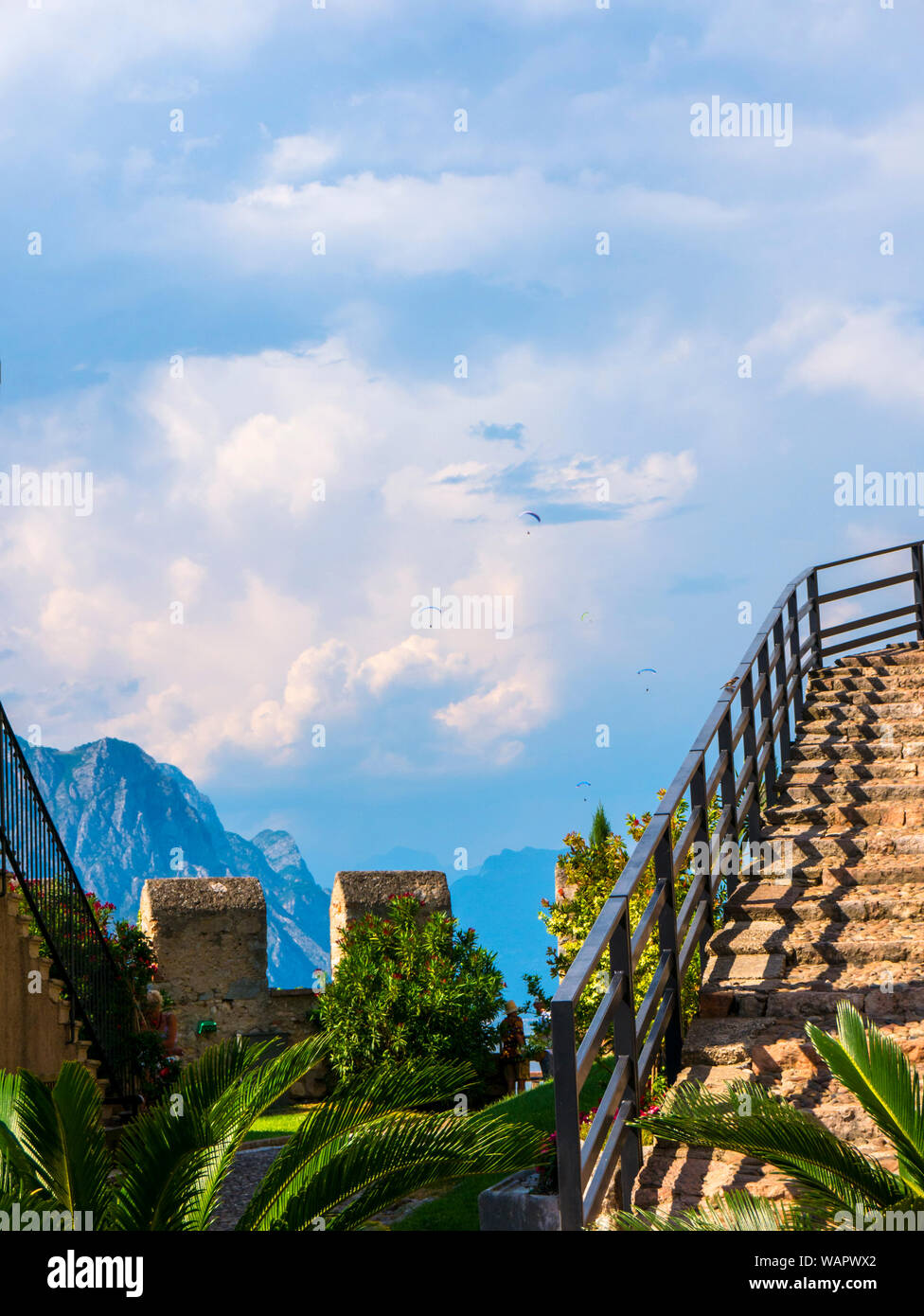 Malcesine ist eine der schönen Städte am Gardasee in Norditalien mit einem Scalieri schloss die Bewachung der Stadt. Es ist ein beliebtes Ziel für Touristen Stockfoto