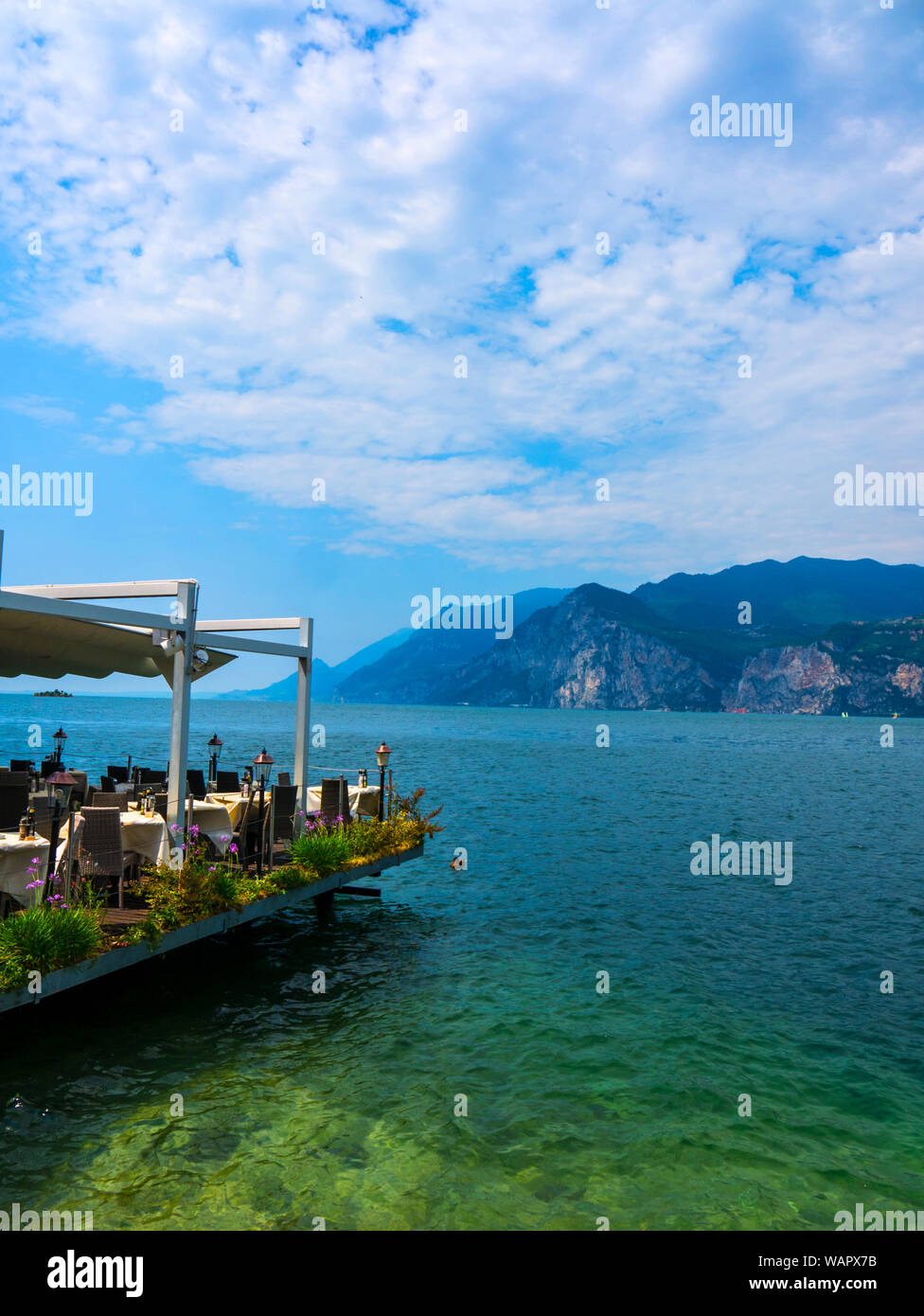 Malcesine ist eine der schönen Städte am Gardasee in Norditalien mit einem Scalieri schloss die Bewachung der Stadt. Es ist ein beliebtes Ziel für Touristen Stockfoto