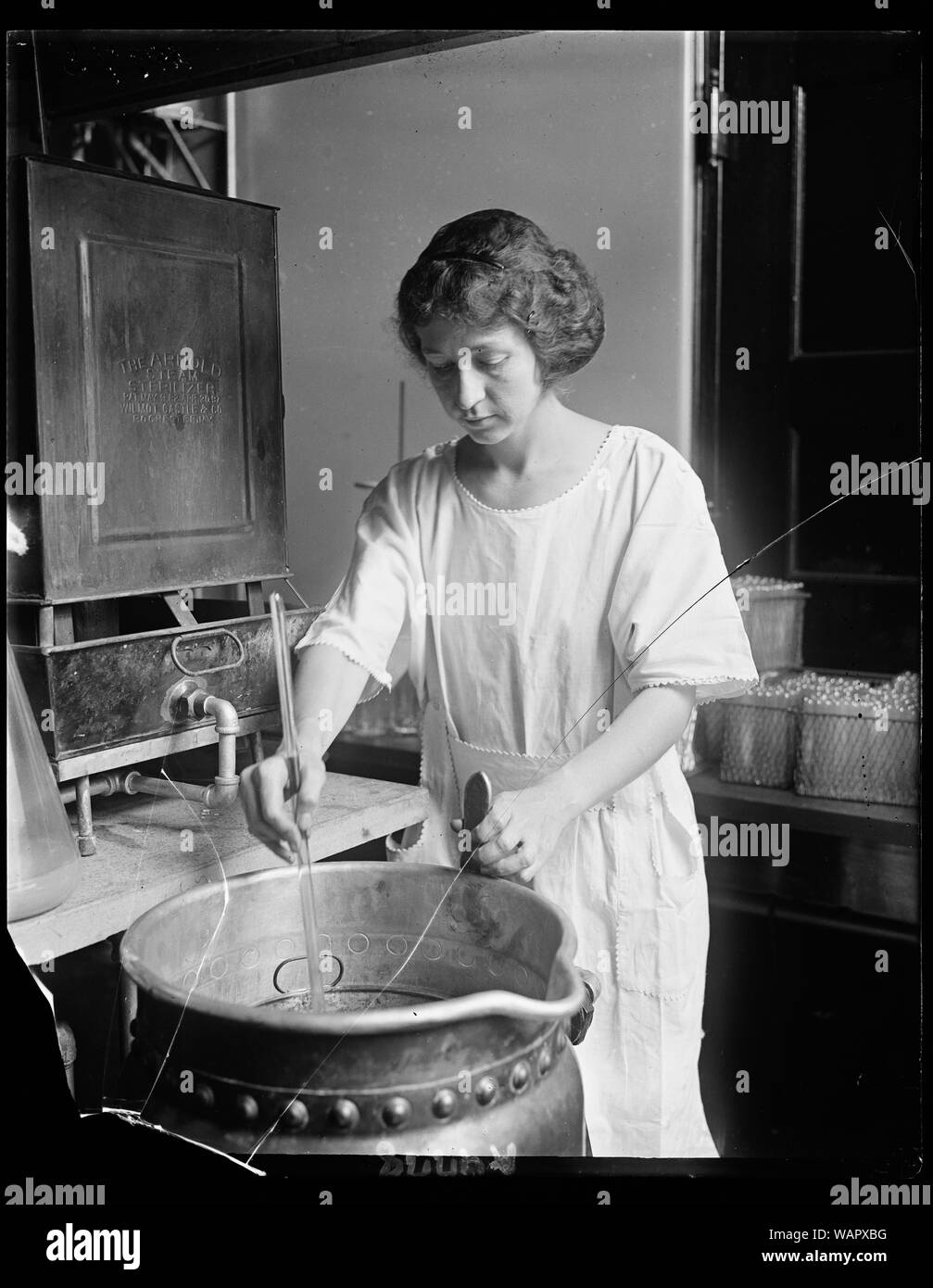 Abt. Landw. Frau Maria Schwarz, hat die Küche, wo die Medien, die die bakteriologen Name für bug-Essen, für wachsende Bakterien gekühlt wird. Stockfoto
