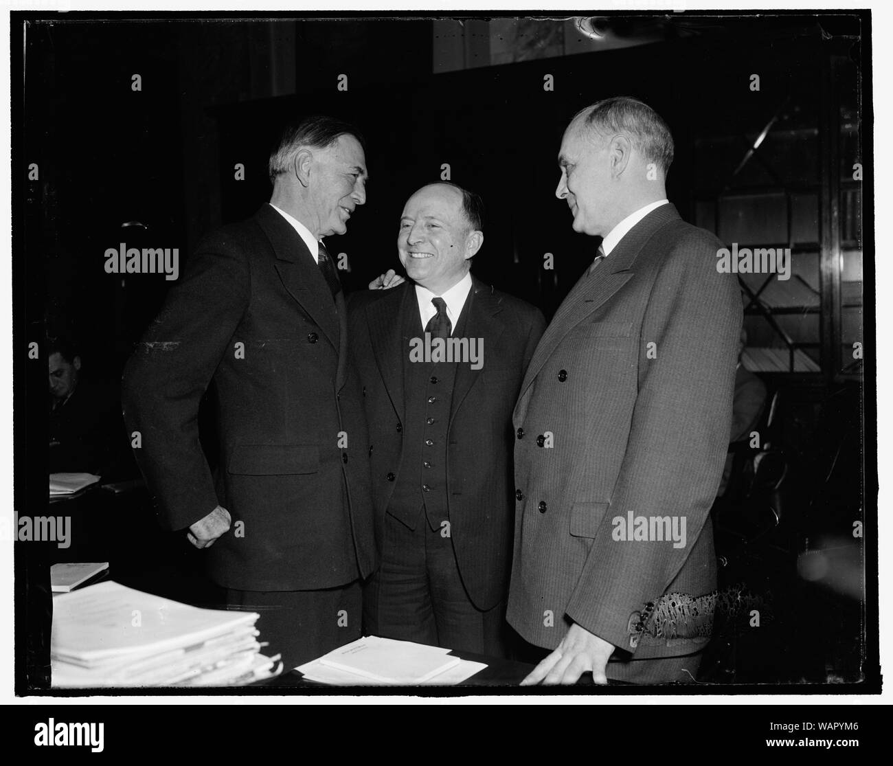 Beschreibt Draht - Erschließung von öffentlichen Telefonen. Washington, D.C., 31.01.17. Louis R. Glavis, ehemaliger Innere Abteilung Forscher, heute dem Senat allgemeine Länder Ausschusses beschrieben, wie Draht - Erschließung von Abteilung Telefone wurde durchgeführt, nachdem er über die Leckage von Informationen mit Staatssekretär Ickes. Er bestritt, dass das Weiße Haus Kabel angezapft wurde und Präsident Roosevelt forderte wie Klopfen aufhören. Glavis war vor dem Ausschuss für die Qualifikation der Ebert K. Burlew, Staatssekretär des Innern in Frage beschworen werden. Er ist mit Senator Key Pittman gezeigt, (links) und Sen Stockfoto